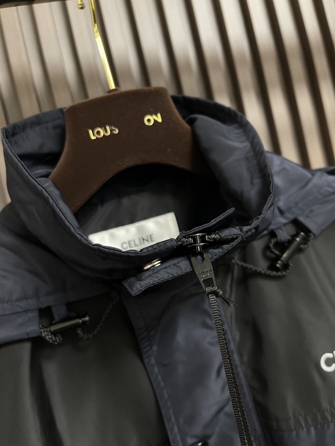 🛒🛒Celine 饰刺绣连帽风衣外套，选用100％聚酯纤维打造而成的牛津布面料。纤维特性具有良好的韧性，