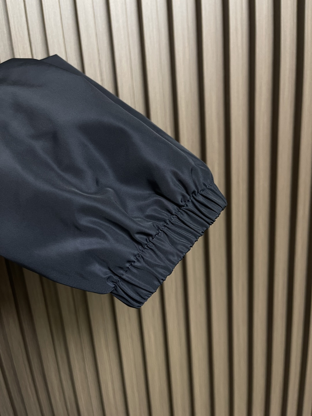 🛒🛒Celine 饰刺绣连帽风衣外套，选用100％聚酯纤维打造而成的牛津布面料。纤维特性具有良好的韧性，