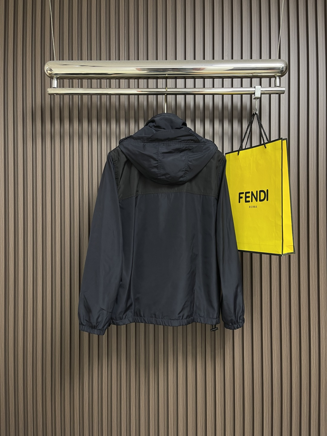 🛒🛒Celine 饰刺绣连帽风衣外套，选用100％聚酯纤维打造而成的牛津布面料。纤维特性具有良好的韧性，