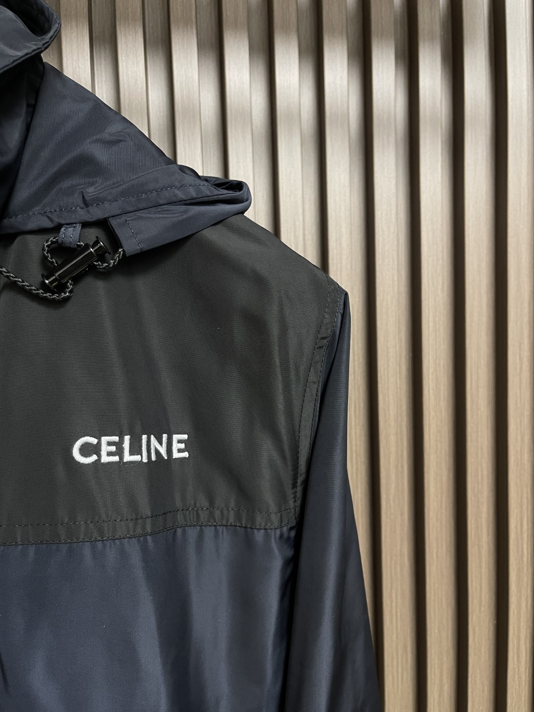 🛒🛒Celine 饰刺绣连帽风衣外套，选用100％聚酯纤维打造而成的牛津布面料。纤维特性具有良好的韧性，