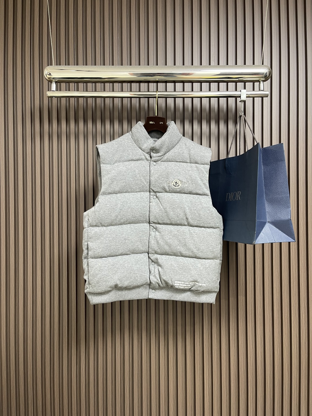 NO:538630,Moncler X FRT gilet Men's Hiroshi Fujiwara Co-branded Down Vest Vest This Moncler x FRT Men's down vest is part of a hardworking wardrobe. Made of cotton and Hiroshi Fujiwara, this cotton down vest is a symbol of Moner x FRT design language. This lightweight sweater is made of cotton, down filled with down, embroidered with logo embroidery, down jacket, alexander wang19860909Moncler X FRT gilet男士藤原浩联名羽绒马甲背心 这款 Moner x FRT 男士羽绒马甲是勤劳必备单品衣橱的一部分,采用棉质制成与Hiroshi Fujiwara共同打造的这款棉质羽绒马甲是 Moner x FRT设计语言的象征.这款轻盈的针织衫采用棉质制成,采用羽绒填充,饰有徽标刺绣,,down jacket,alexander wang,Men's clothing