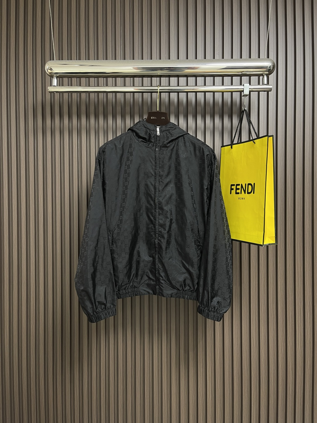 NO:537622,Gucci 2025FW early autumn new full-print jacquard hooded long-sleeved jacket jacket, the new jacket is crafted and crafted, with the whole body embellishment and shredded to fully express the unique style. Customized classic interlocking fabrics, and the double-sided design style is different. Front zipper pockets, hooded design, casual styles for men and women. Size 44-46-48-50 S-XL,,gucci,jackets & coats,jackets & coats,hats,alexander wang19860909Gucci 2025FW早秋新款满印提花连帽长袖夹克外套,新款夹克匠心打造,通体缀饰切丝,尽释别致风韵.定制经典互扣面料,双面设计风格各异.正面拉链口袋,连帽设计,休闲版型男女同款.尺码44-46-48-50 S-XL,,gucci,jackets & coats,jackets & coats,hats,alexander wang,Men's clothing