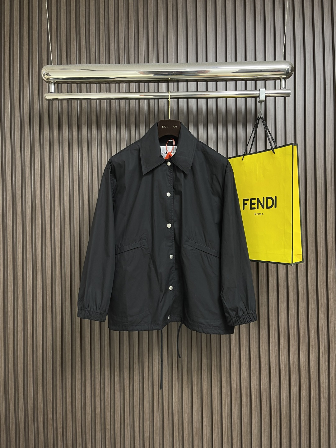 NO:540692,Jil Sander's new Parker Short Lapel Jacket!  The back is decorated with contrasting logo print. The single product is straight-cut in Japanese style. It has extra-large pockets on both sides and a drawstring on the hem that can be adjusted at will. A particularly practical model. Size 32-34-36-38 S-XL,,jil sander,jackets & coats,alexander wang19860909Jil Sander 新款派克短款翻领外套！背面饰有对比鲜明的徽标印花.单品采用直筒剪裁设计,日系风格,两侧均配有超大口袋,下摆配有拉绳可随意调节造型.特别实穿的一款.尺码32-34-36-38 S-XL,,jil sander,jackets & coats,alexander wang,Men's clothing