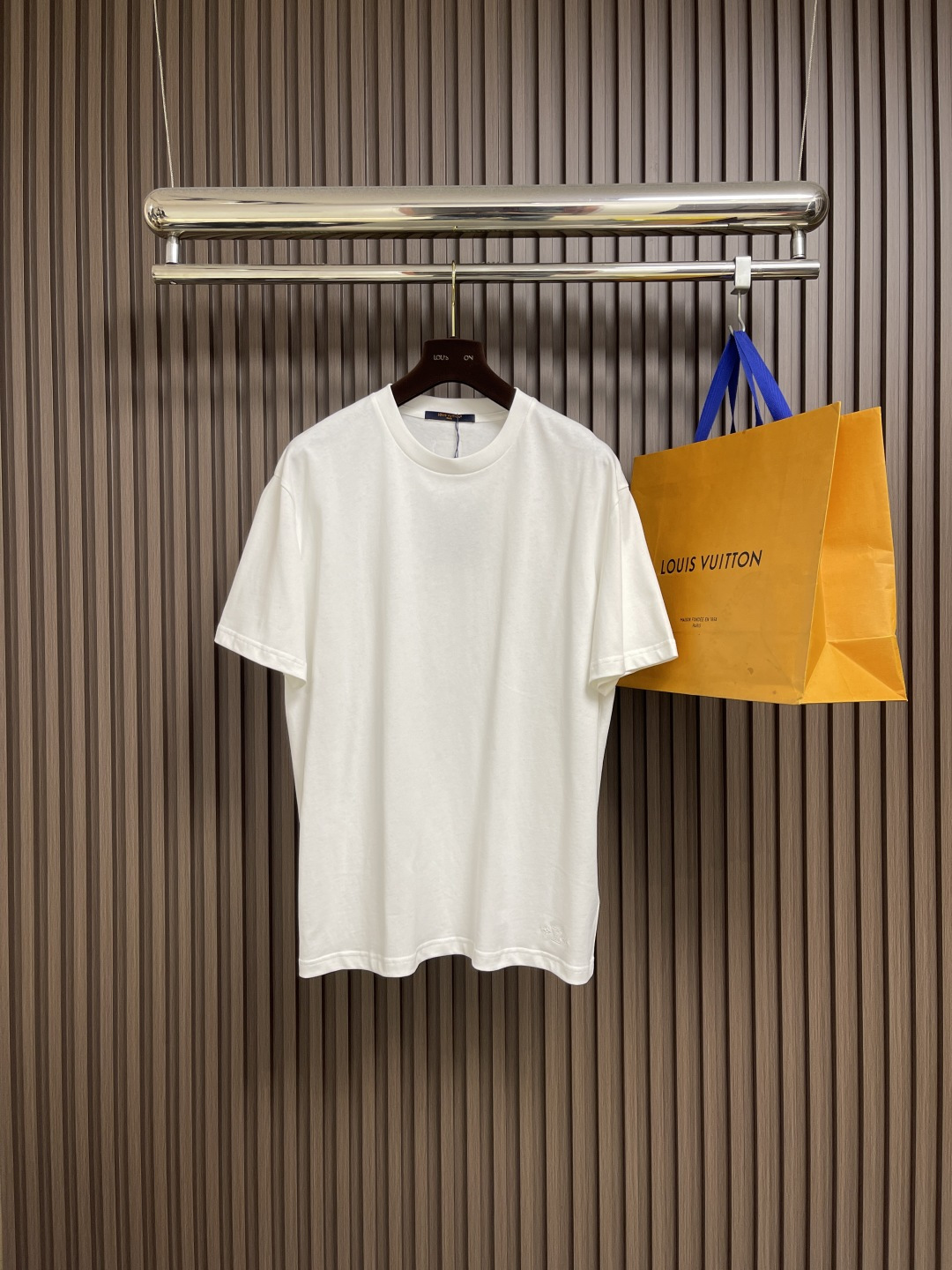 NO:537662,LV 2025fw autumn new hem embroidered short-sleeved T-shirt, customized 260g cotton double yarn tight and smooth fabric, clean cloth surface, clear cloth pattern, very delicate and solid feel, more strong, tight and wear-resistant, three-dimensional positioning and tailoring of the dress. Size S-XL,,louis vuitton, T-shirt,tees, t-shirt,alexander wang19860909LV 2025fw秋季新款下摆刺绣短袖t恤,定制260g全棉双纱紧密爽滑面料,布面干净,布纹清晰,手感非常细腻扎实,更加力挺 紧实耐磨,整衣立体定位剪裁.尺码S-XL,,louis vuitton,T-shirt,tees，t-shirt,alexander wang,Men's clothing