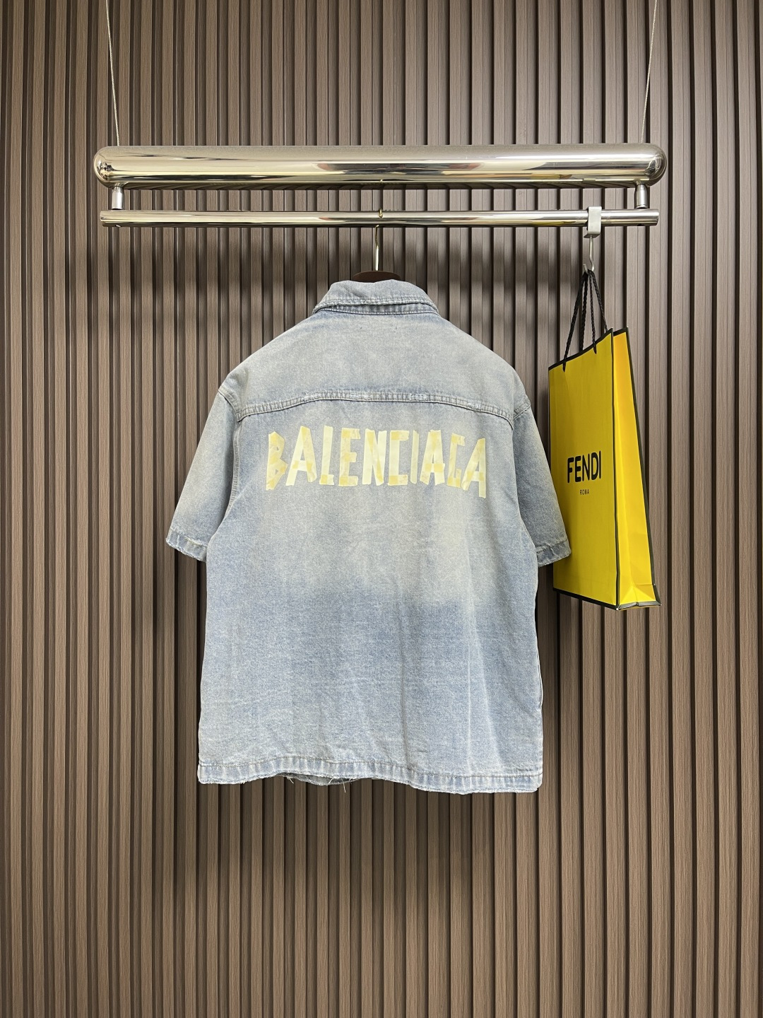 🛒🛒Balenciaga 经典美纹纸宽松牛仔马甲外套，采用竹节棉460克高端定制面料，洗水磨破效果极佳，