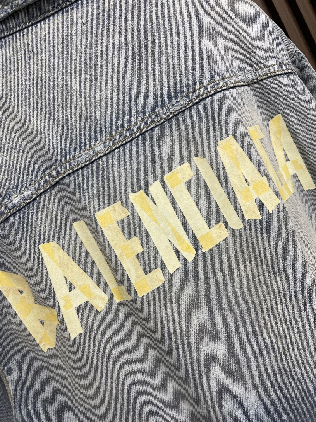 🛒🛒Balenciaga 经典美纹纸宽松牛仔马甲外套，采用竹节棉460克高端定制面料，洗水磨破效果极佳，