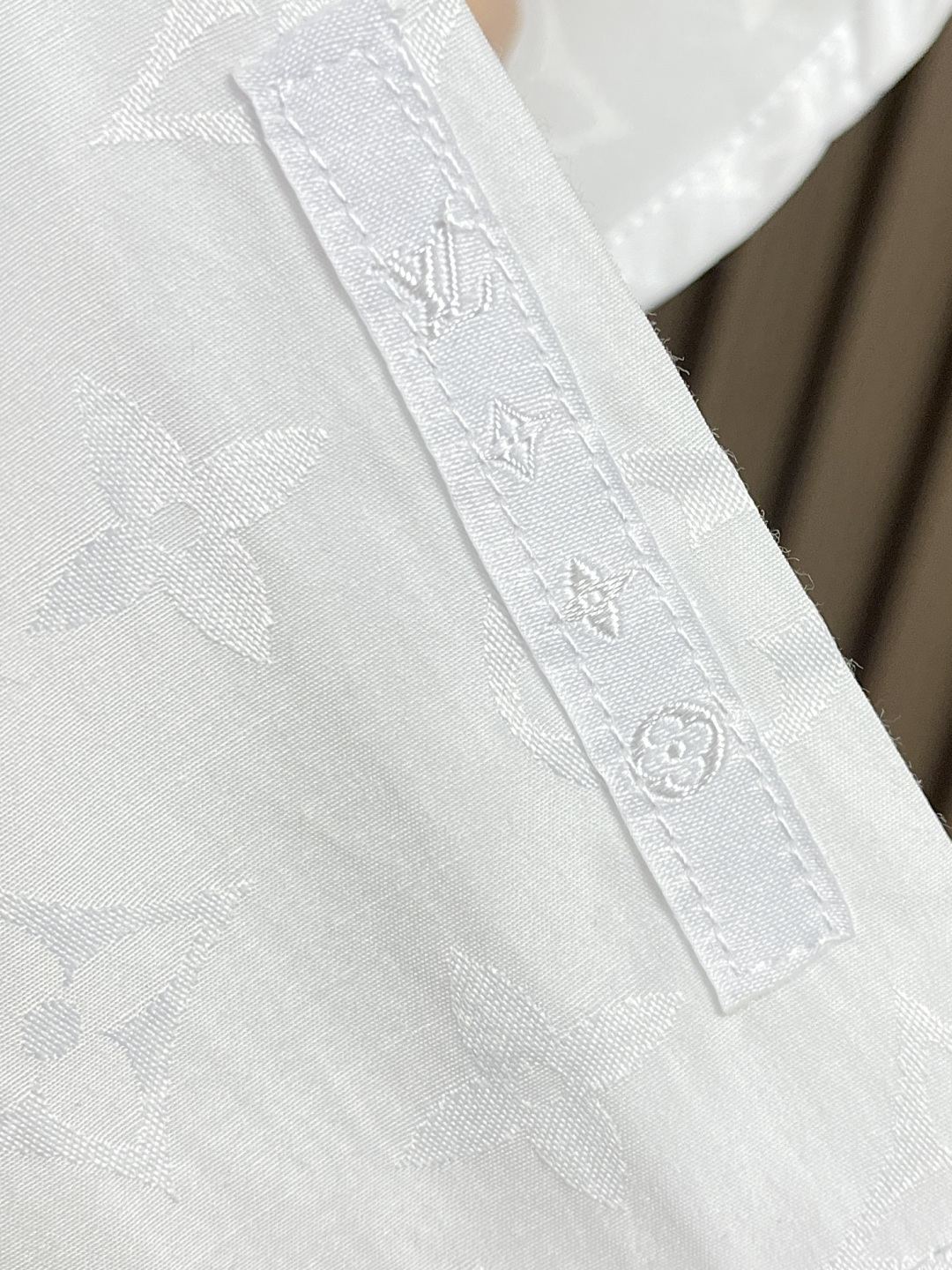 🛒🛒LV 满幅老花长袖衬衫，本款衬衫为挺括棉布全幅铺陈 Monogram 提花图案，以经典廓形轻松升级日