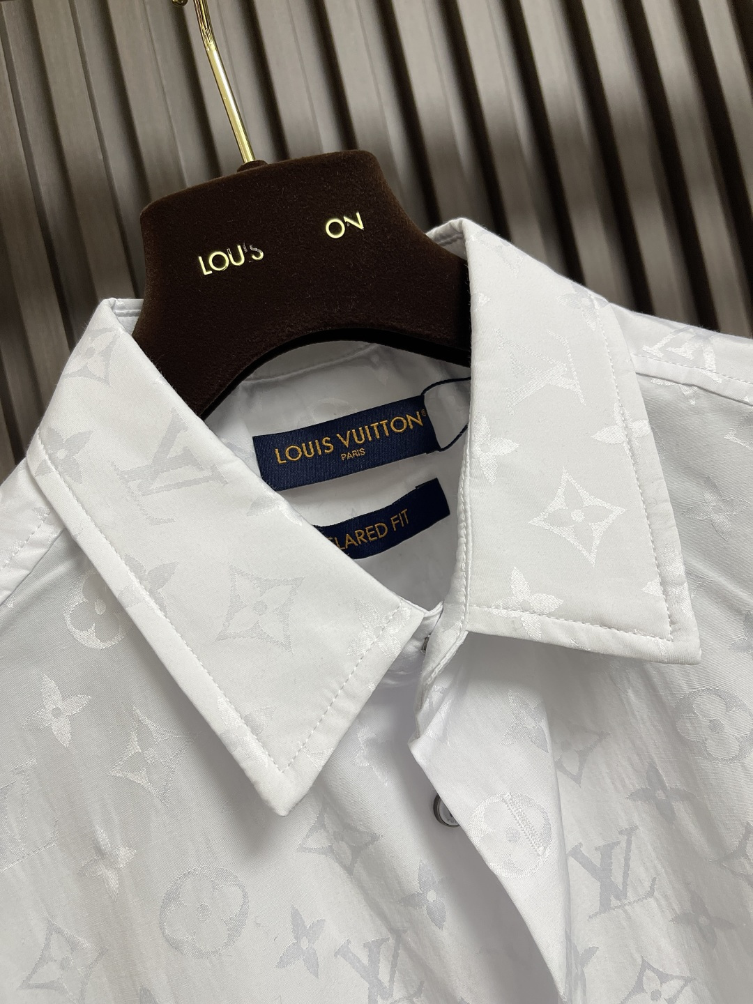 🛒🛒LV 满幅老花长袖衬衫，本款衬衫为挺括棉布全幅铺陈 Monogram 提花图案，以经典廓形轻松升级日