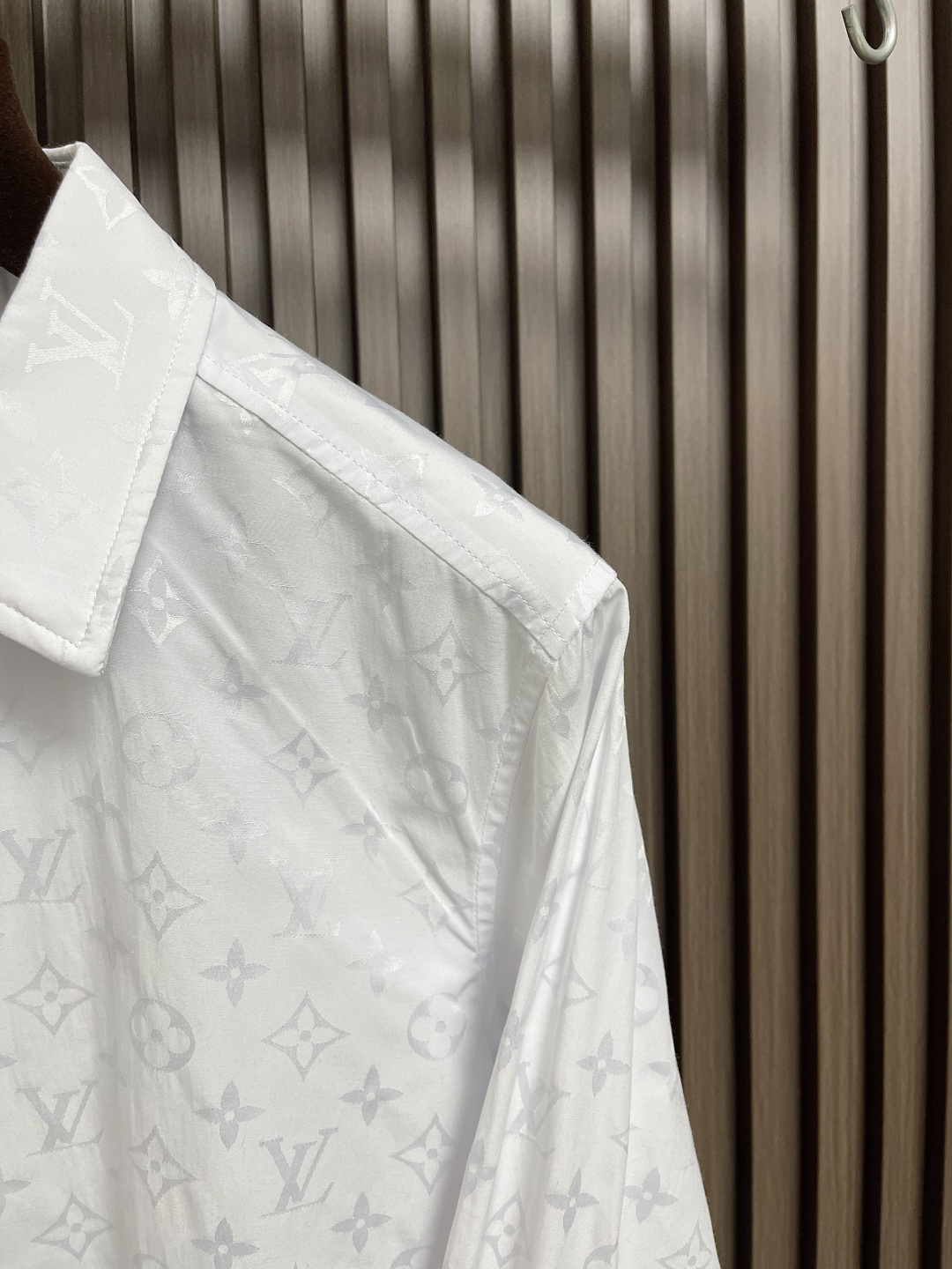 🛒🛒LV 满幅老花长袖衬衫，本款衬衫为挺括棉布全幅铺陈 Monogram 提花图案，以经典廓形轻松升级日