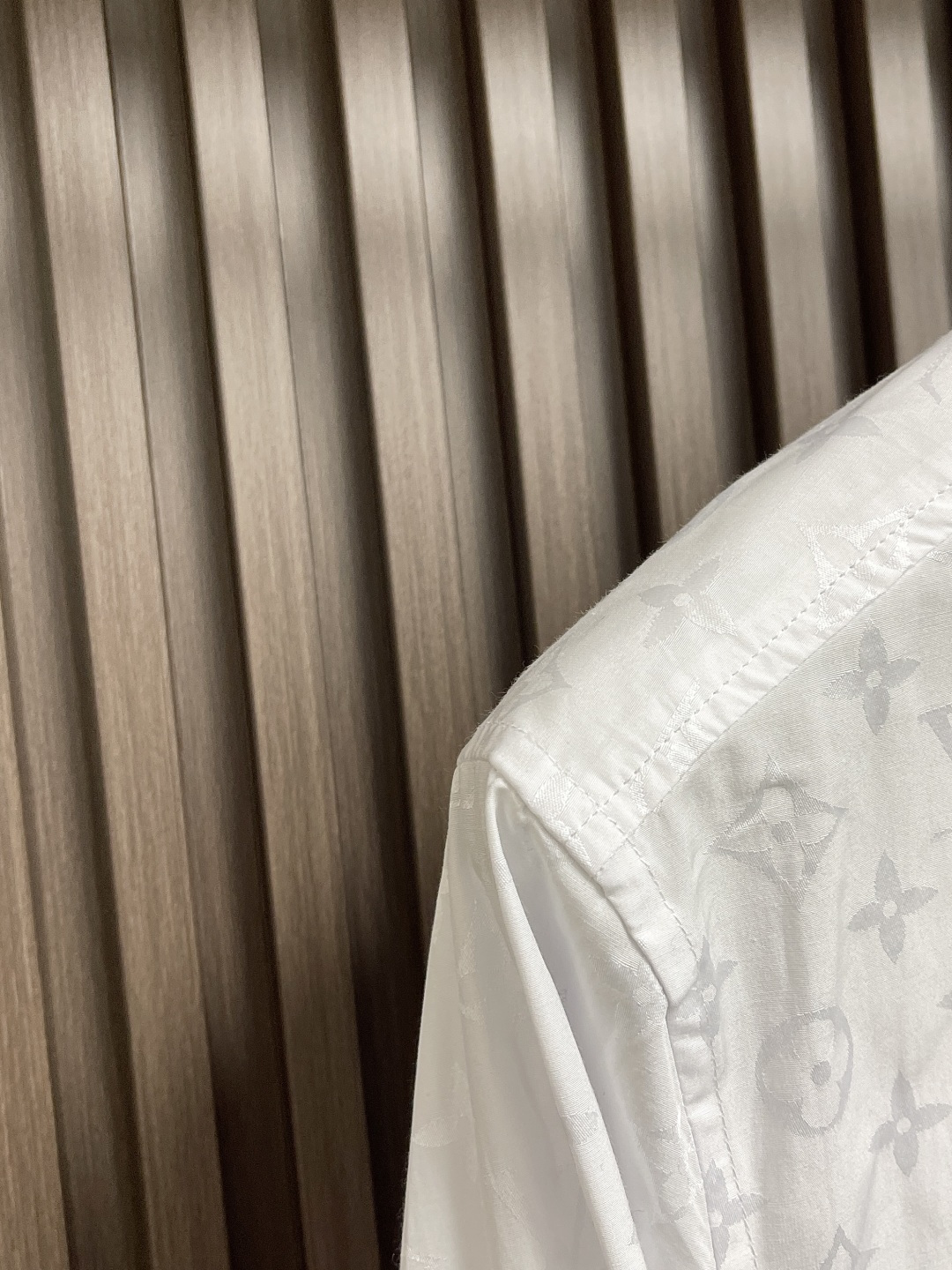 🛒🛒LV 满幅老花长袖衬衫，本款衬衫为挺括棉布全幅铺陈 Monogram 提花图案，以经典廓形轻松升级日