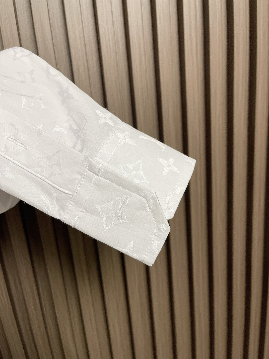 🛒🛒LV 满幅老花长袖衬衫，本款衬衫为挺括棉布全幅铺陈 Monogram 提花图案，以经典廓形轻松升级日