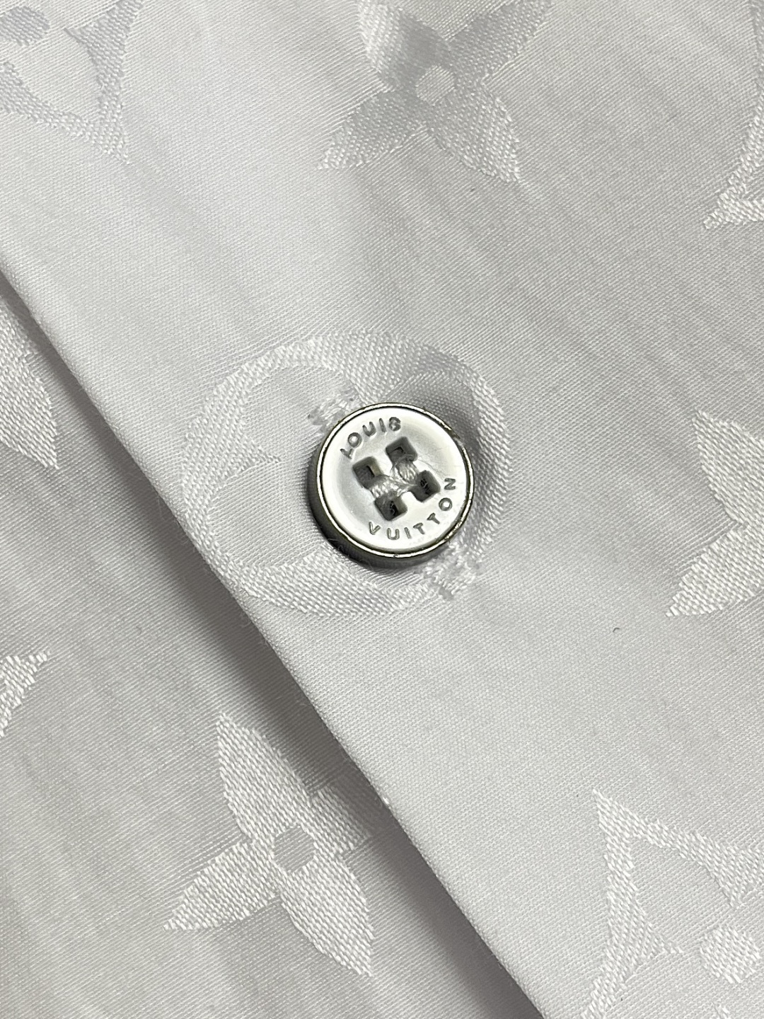 🛒🛒LV 满幅老花长袖衬衫，本款衬衫为挺括棉布全幅铺陈 Monogram 提花图案，以经典廓形轻松升级日