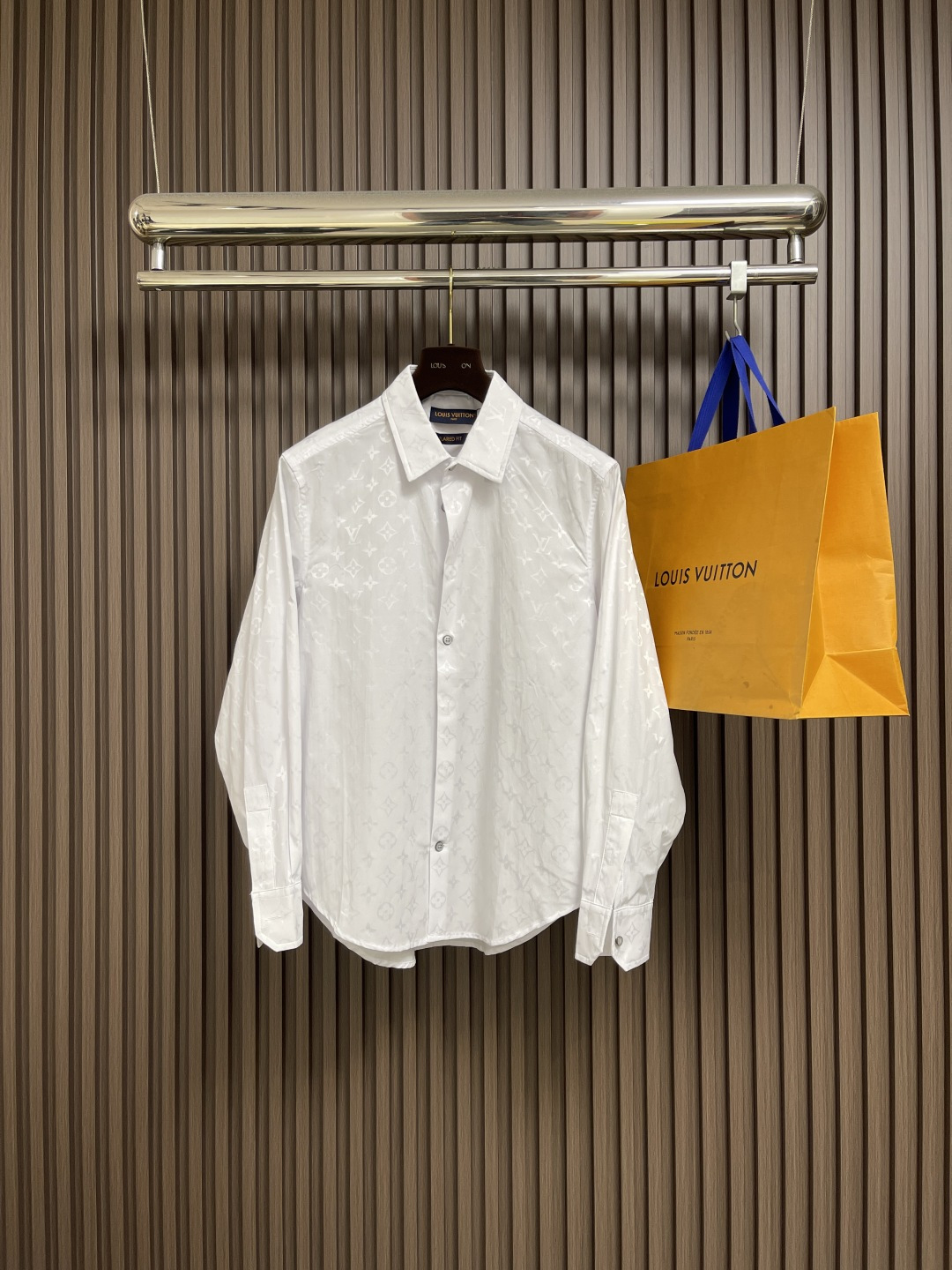 NO:540695,LV full-flowered long-sleeved shirt, this shirt is full-flowed with a crisp cotton cloth. Monogram jacquard pattern, which easily upgrades daily style with a classic silhouette. It can be layered Monogram printed suits to show elegant style, and can also demonstrate the brand's heritage with simple formal wear. Size S-XL,,louis vuitton,shirts,alexander wang19860909LV 满幅老花长袖衬衫,本款衬衫为挺括棉布全幅铺陈 Monogram 提花图案,以经典廓形轻松升级日常造型.可叠搭 Monogram 印花西服流露优雅风范,亦可与素净正装共同彰显品牌底蕴.尺码S-XL,,louis vuitton,shirts,alexander wang,Men's clothing