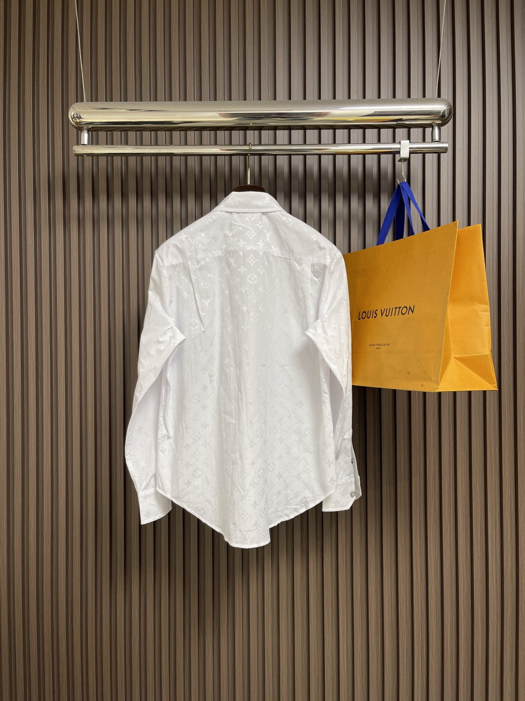 🛒🛒LV 满幅老花长袖衬衫，本款衬衫为挺括棉布全幅铺陈 Monogram 提花图案，以经典廓形轻松升级日