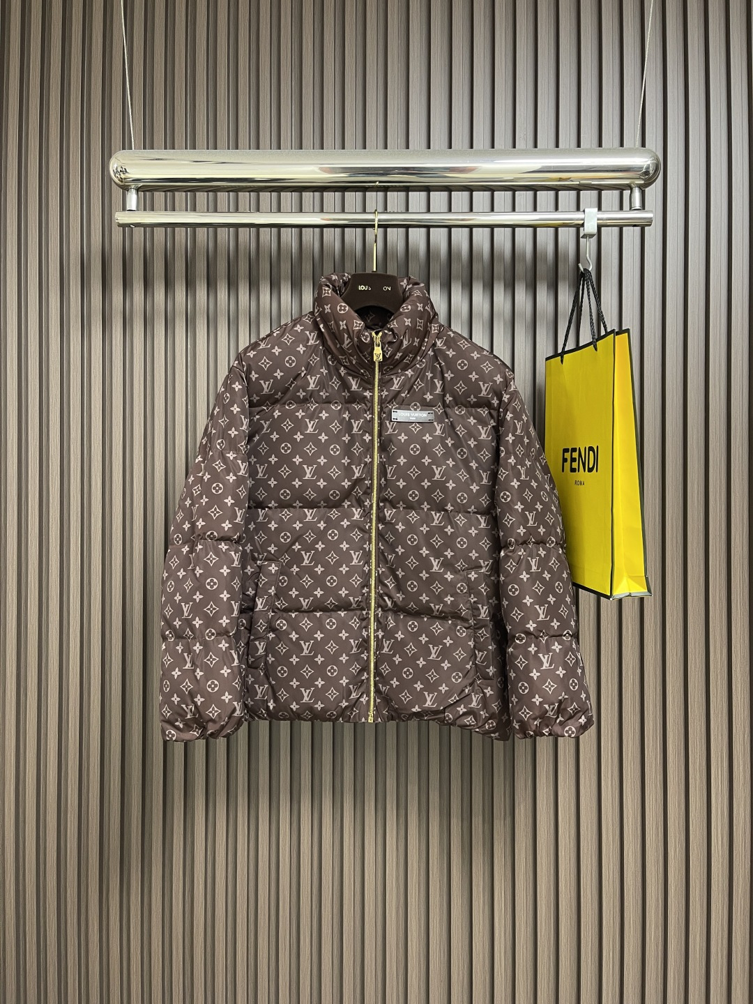 NO:540688,LV 2025ss autumn and winter new style presbyopia full-print stand-alone down jacket, limited style presbyopia down jacket, original customer-supplied customized grade polyester fiber nylon fabric, light and moist texture has delicate, soft, warm and breathable characteristics, 90% down and 10% feathers are filled with soft and elasticity, effective locking and keeping warmer stronger, and pressure resistance is also quite excellent. The whole printed letter logo shows a new exquisite and luxurious feeling. Size 46-52,,louis vuitton, down jacket, alexander wang19860909LV 2025ss秋冬新款老花满印立领羽绒服,限定款老花羽绒服,原厂客供定制级别聚酯纤维尼龙面料,轻盈水润的质感拥有细腻柔软保暖透气的特性,内里填充90％绒10％羽毛,柔软回弹性好,有效锁暖让留暖性更为强大,抗压耐寒也是相当优异.通体印花字母logo展现全新的精致奢华感.尺码46-52,,louis vuitton,down jacket,alexander wang,Men's clothing