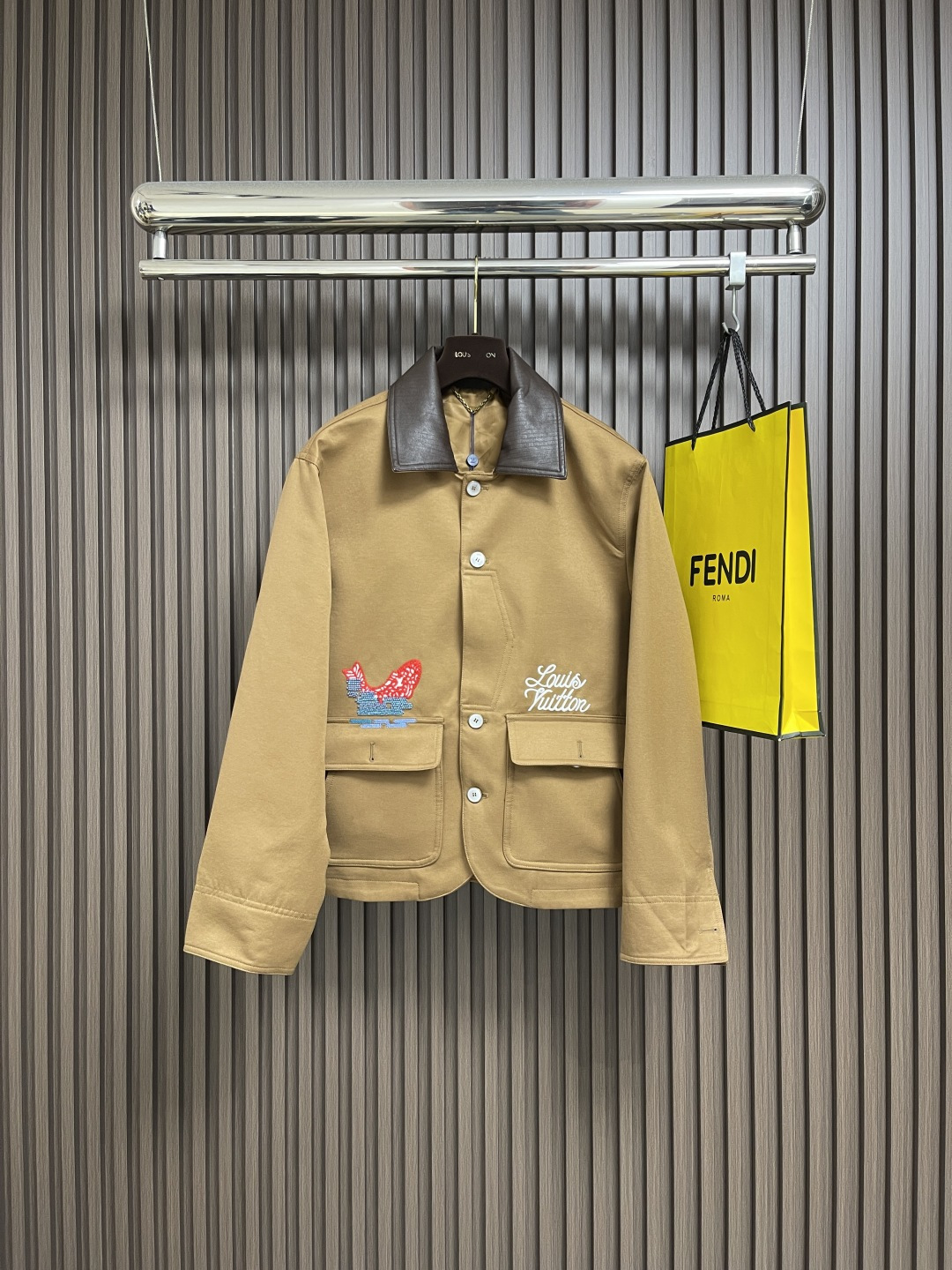 NO:539582,LV 2025ss new Nigo co-branded fishing cotton canvas work jacket leather collar jacket, from a collaboration series created by arrell Williams and Nigo in the 2025 autumn and winter show, with colorful sequins and beaded embroidery brand logo. The handwritten Louis Vuitton logo and the leaping koi split buttons above the flip pocket, the lively landscape pattern behind the two designers condenses the deep friendship. Ribbed leather collar and pearlescent buttons add a unique atmosphere. Size S-XL,,louis vuitton,louis vuitton,jackets & coats,jackets & coats,alexander wang19860909LV 2025ss新款Nigo联名 垂钓棉质帆布工装夹克皮领外套,出自 2025 秋冬秀场 arrell Williams与Nigo 联袂打造的合作系列,以斑斓亮片和串珠工致刺绣品牌标识.手写体路易威登标识和跃动的锦鲤分饰纽扣翻盖口袋上方,背后生机盎然的风景图案凝聚两位设计师的深厚友谊.罗纹皮革衣领和珠光纽扣再添别致气息.尺码S-XL,,louis vuitton,louis vuitton,jackets & coats,jackets & coats,alexander wang,Men's clothing