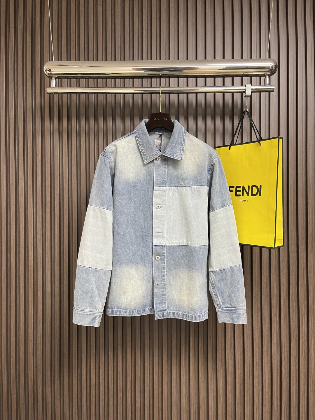 NO:540690,Dior 2025ss new spliced ​​denim jacket, made of a variety of blue denims, full of retro feel!  Loose tailoring + Dior embroidery on the chest, low-key and recognizable design. The fabric is soft and comfortable, and it is super suitable for wearing in spring and autumn. It can be easily controlled in daily leisure or street style, and the combination may be very outstanding. It has both fashion and quality. If you like unique designs, don’t miss it!  Size 46-52, Dior, Dior, Jackets & coats, Alexander wang19860909Dior 2025ss新款拼接牛仔外套,采用多种蓝色牛仔布,复古感满满！宽松剪裁＋胸前迪奥刺绣,低调又有辨识设计.面料柔软舒适,春秋季节穿着超合适～日常休闲或街头风都能轻松驾驭,搭配或都很出彩.时尚与品质兼具,喜欢独特设计的别错过！尺码46-52,,dior,dior,jackets & coats,alexander wang,Men's clothing