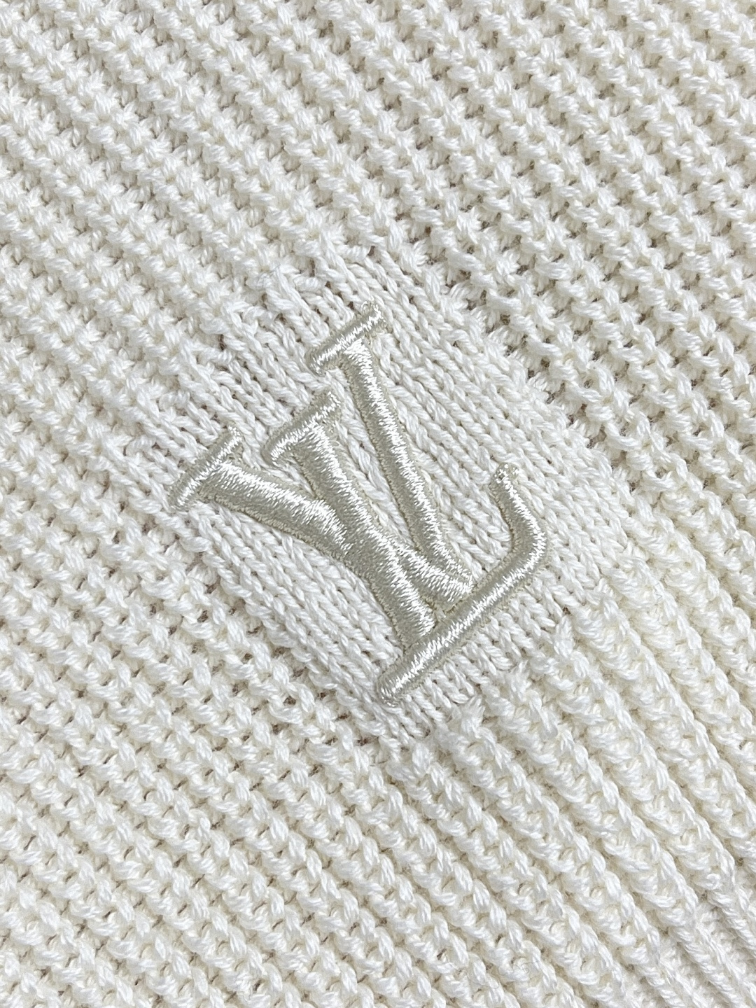 🛒🛒LV 2025FW秋冬新款 基础标识刺绣素色套头针织毛衣，圆领衫以罗纹针织塑造丰盈肌理，兼具优雅格调