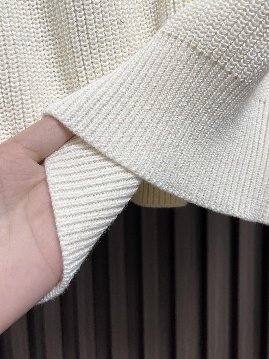 🛒🛒LV 2025FW秋冬新款 基础标识刺绣素色套头针织毛衣，圆领衫以罗纹针织塑造丰盈肌理，兼具优雅格调