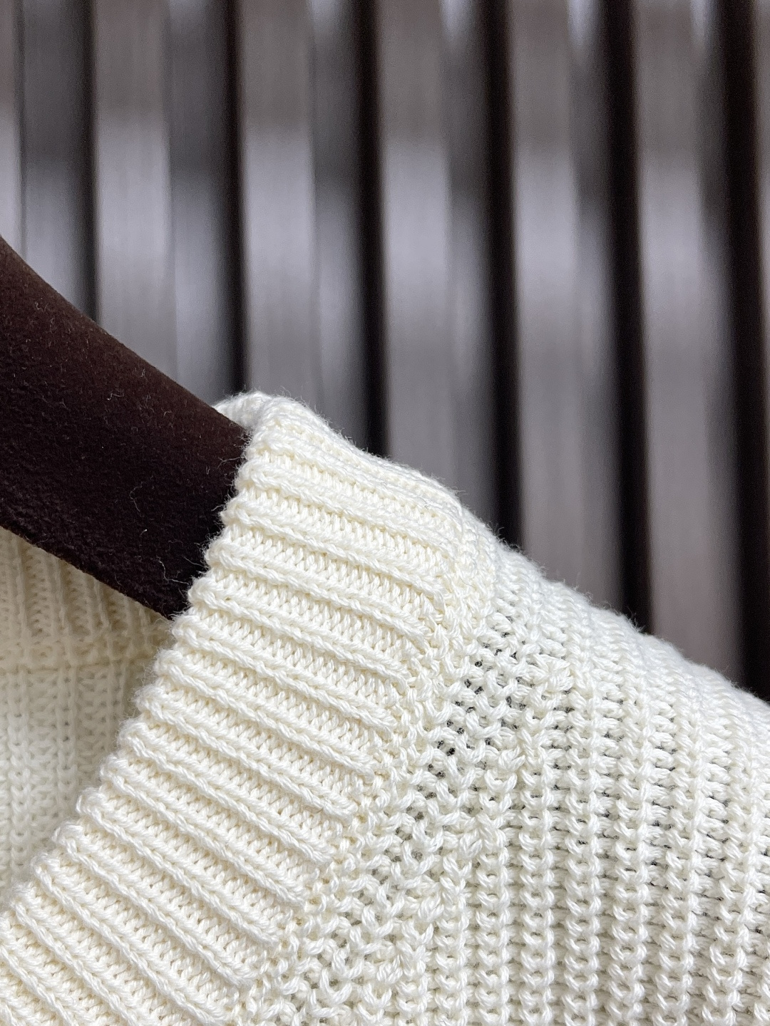 🛒🛒LV 2025FW秋冬新款 基础标识刺绣素色套头针织毛衣，圆领衫以罗纹针织塑造丰盈肌理，兼具优雅格调