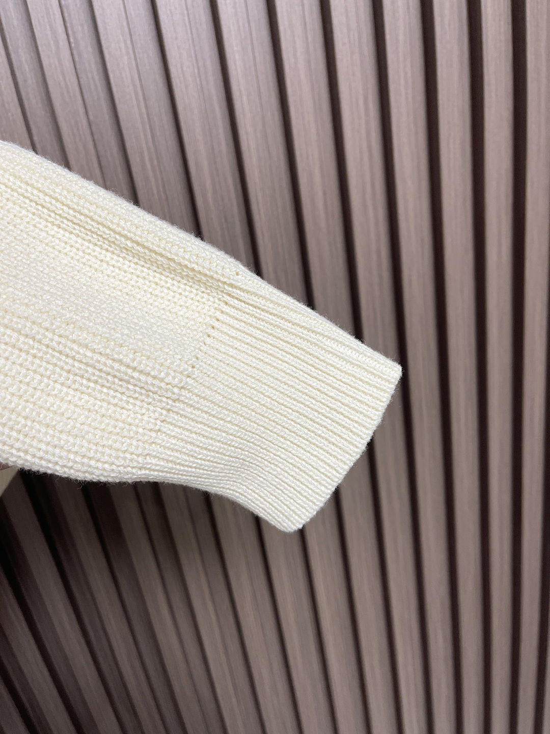 🛒🛒LV 2025FW秋冬新款 基础标识刺绣素色套头针织毛衣，圆领衫以罗纹针织塑造丰盈肌理，兼具优雅格调