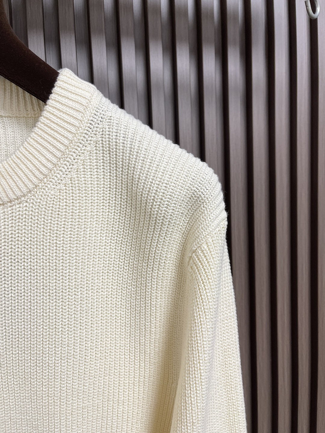 🛒🛒LV 2025FW秋冬新款 基础标识刺绣素色套头针织毛衣，圆领衫以罗纹针织塑造丰盈肌理，兼具优雅格调