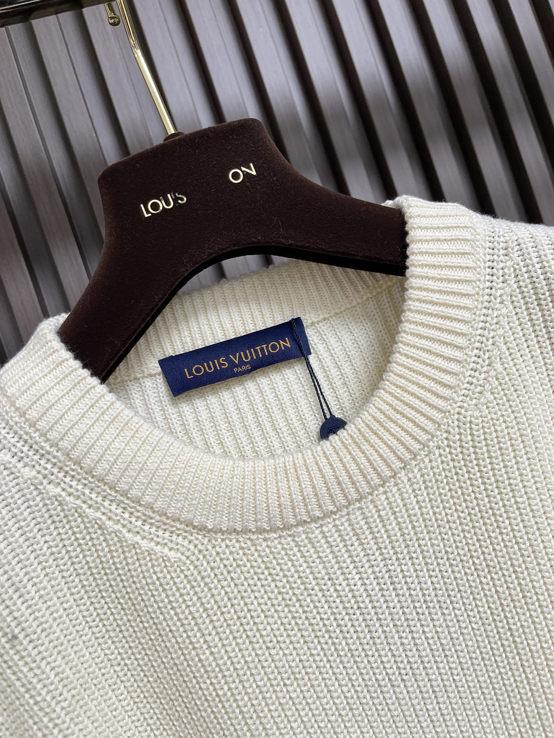 🛒🛒LV 2025FW秋冬新款 基础标识刺绣素色套头针织毛衣，圆领衫以罗纹针织塑造丰盈肌理，兼具优雅格调