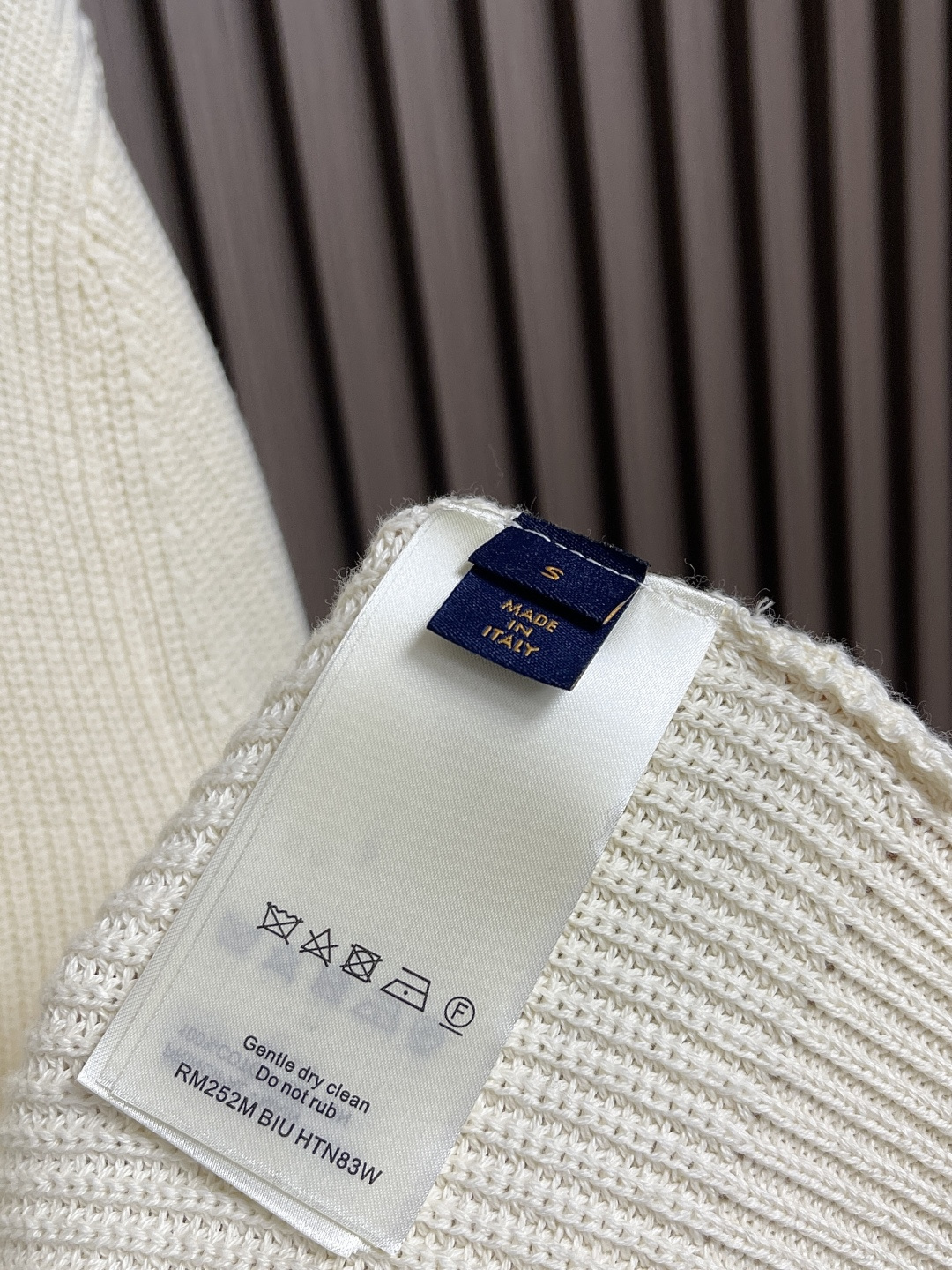 🛒🛒LV 2025FW秋冬新款 基础标识刺绣素色套头针织毛衣，圆领衫以罗纹针织塑造丰盈肌理，兼具优雅格调