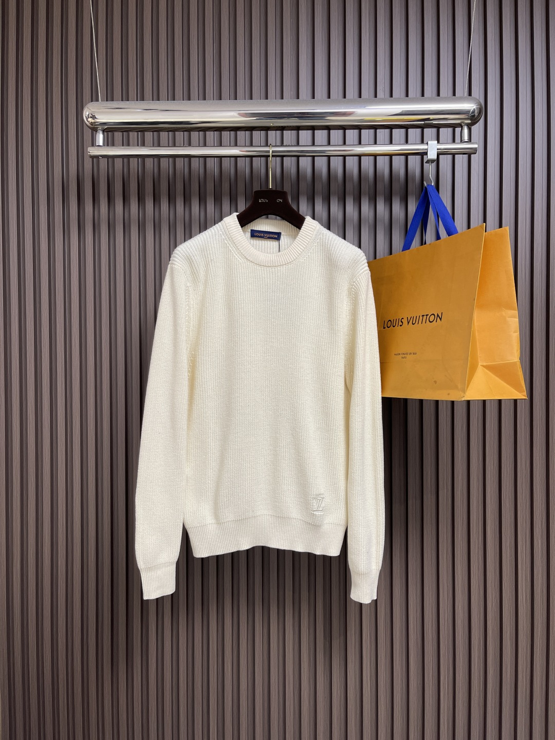 NO:540693,LV 2025FW autumn and winter new basic logo embroidery plain pullover knit sweater, round neck shirt uses rib knit to create a full texture, combining elegant style and soft texture. LV logo embroidery is located on the left hem, and leisurely strokes can easily upgrade various shapes. Size S-XL,,louis vuitton, sweaters, alexander wang19860909LV 2025FW秋冬新款 基础标识刺绣素色套头针织毛衣,圆领衫以罗纹针织塑造丰盈肌理,兼具优雅格调与舒软质感.LV标识刺绣栖身左下摆,闲适笔触可轻松升级各式造型.尺码S-XL,,louis vuitton,sweaters,alexander wang,Men's clothing