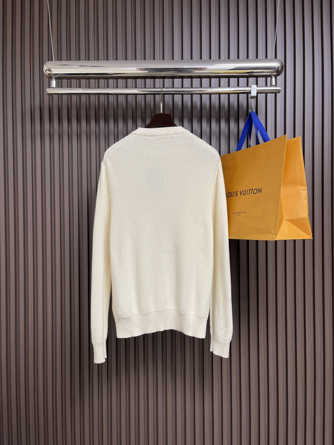 🛒🛒LV 2025FW秋冬新款 基础标识刺绣素色套头针织毛衣，圆领衫以罗纹针织塑造丰盈肌理，兼具优雅格调