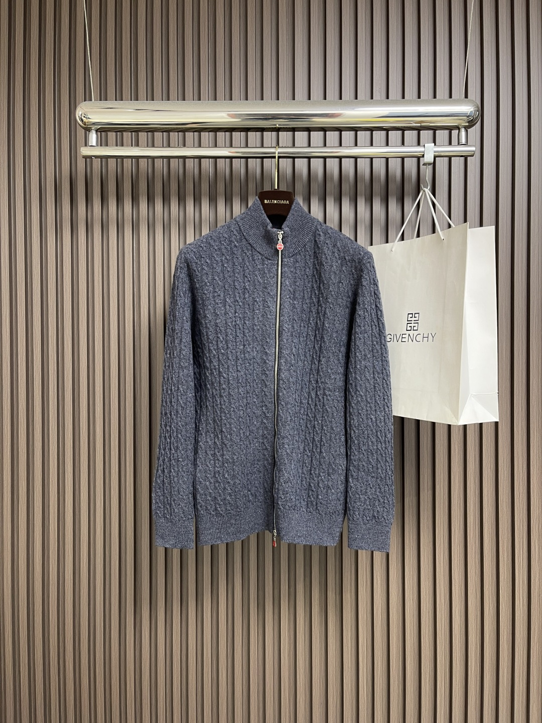 NO:537614,Kiton zippered small turtleneck knit sweater, selected high-quality merino wool, light and fluffy, but warmer than ordinary wool, freely switch indoors and outdoors, saying goodbye to bloat!  Delicate cashmere fiber comes with natural elasticity, close to the body and does not tying the skin, like being gently wrapped in clouds, and can also wear sensitive skin with confidence. 'Classic and timeless' minimalist design, high-end neutral color, single wear shows temperament, layered layered, size M-3XL, sweaters, alexander wang19860909kiton 拉链小高领针织毛衣,精选优质美利奴羊毛,轻盈蓬松却比普通羊毛更保暖,室内外自由切换,告别臃肿！细腻羊绒纤维自带天然弹性,贴身不扎肤,像被云朵轻轻包裹,敏感肌也能放心贴身穿.「经典不过时」极简设计,高级中性色,单穿显气质,叠穿有层次,尺码M-3XL,,sweaters,alexander wang,Men's clothing