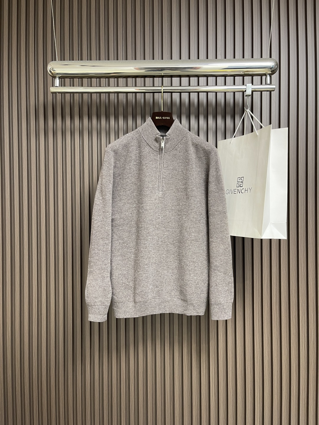 NO:537613,Brioni half-zipper sweater, men's half-zipper stand-collar sweater, new texture and warmth. Selected wool fabrics, with delicate and soft touch, close to the body and skin-friendly and not tied, can also lock in temperature, suitable for wearing when it is slightly cool in the morning and evening. The jacquard ingot knitting method is used, the texture is clear and three-dimensional, breaking the monotony of the basic style, and the texture is fully displayed in the details; the ragdoll sleeve design is not shoulder-shoulder-shoulder-shoulder-moving, and it is free to protect the neck, and the neckline lines are more neat. The semi-zipper style is practical and can be fully adjusted, and the neck closure can be easily adjusted. Single wear shows neatness, and the inner shirt shows layering. It is suitable for daily commuting and leisure travel, so it can easily wear it to create a handsome man's style. Size M-3XL,,shirts,alexander wang19860909brioni 半拉链针织衫,男士半拉链立领针织衫,质感上新,暖意随行.精选羊毛面料,自带细腻柔软触感,贴身穿亲肤不扎,还能锁住温度,早晚微凉时穿正合适.采用提花元宝针织法,纹理清晰有立体感,打破基础款的单调,细节处尽显质感；插肩袖设计不挑肩型,活动自在无束缚,搭配立领造型,既能防风护颈,又能衬得脖颈线条更利落.半拉链款式实用性拉满,可自由调节领口开合度,单穿显利落,内搭衬衫显层次感,日常通勤、休闲出游穿都很合适,轻松穿出型男格调.尺码M-3XL,,shirts,alexander wang,Men's clothing