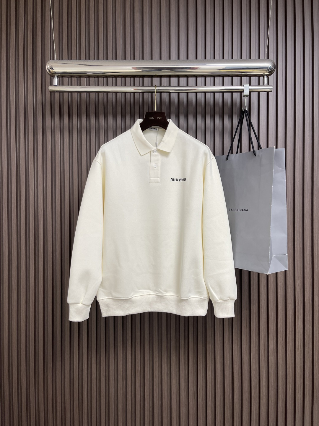 NO:540687,MIUMIU 2025SS early autumn new long-sleeved lapel POLO shirt, classic and versatile style every year, two-pin buckles with fitted style, cuffs and foot protrusions, button embellishments, exquisite printing on the left front chest, upright upper body, overall upper body feel will not be too tight or too loose, very friendly to the figure, wear it well and versatile, classic and out of date!  The craft of washing clothes with the upper body makes the skin more comfortable to touch the fabric.  The upper body is very high-end, skin-friendly and breathable, crisp and stylish. Orders for full-quality. Size S-XXL S-Size 66 bust 117 shoulder width 52 M-Size 69 bust 122 shoulder width 54 L-Size 72.5 bust 128 shoulder width 56 XL-Size 75 bust 132 shoulder width 57.5 XXL-Size 77.5 bust 136 shoulder width 59,,miumiu,alexander wang19860909MIUMIU 2025SS早秋新款长袖翻领POLO衫,年年经典百搭款式 合体的版型两粒扣 袖口脚叉 扣子点缀 左前胸品牌精致印花 上身挺拔 整体上身感不会过紧或者过松 对身材很友好好穿又百搭经典不过时！成衣水洗的工艺 上身让皮肤接触面料更加舒适．上身很高档 亲肤透气,挺括有型 全品相的订单.尺码S-XXL S码衣长66胸围117 肩宽52 M码衣长69 胸围122 肩宽54 L码衣长72.5胸围128肩宽56 XL码衣长75 胸围132肩宽57.5 XXL码肩宽77.5胸围136 肩宽59,,miumiu,alexander wang,Men's clothing