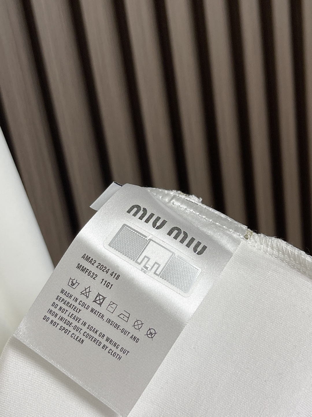 🛒🛒miumiu 2025ss早春新款长袖圆领t恤，设计前卫时尚！高端定制高支棉面料．手感柔软．穿着舒适