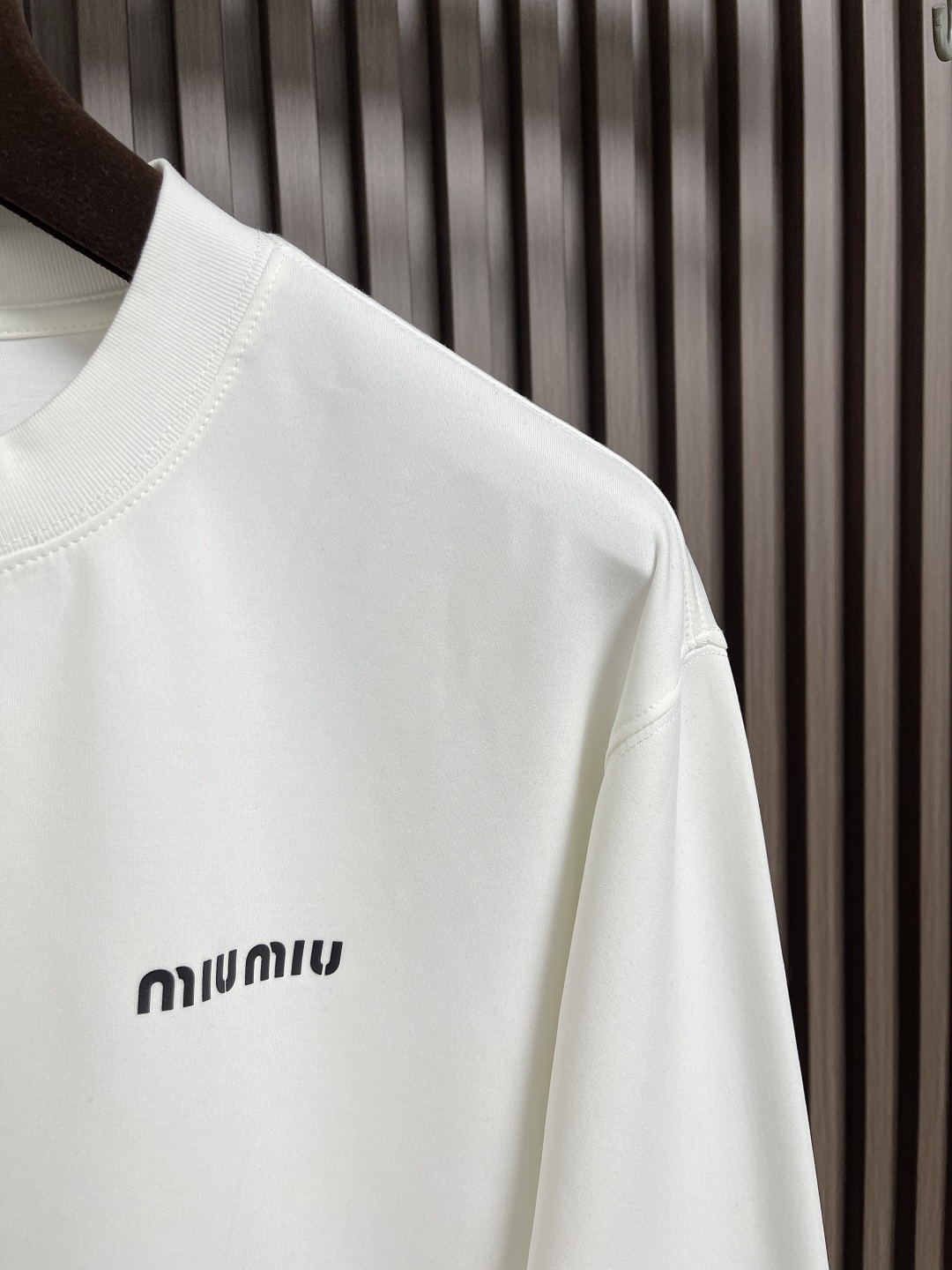 🛒🛒miumiu 2025ss早春新款长袖圆领t恤，设计前卫时尚！高端定制高支棉面料．手感柔软．穿着舒适