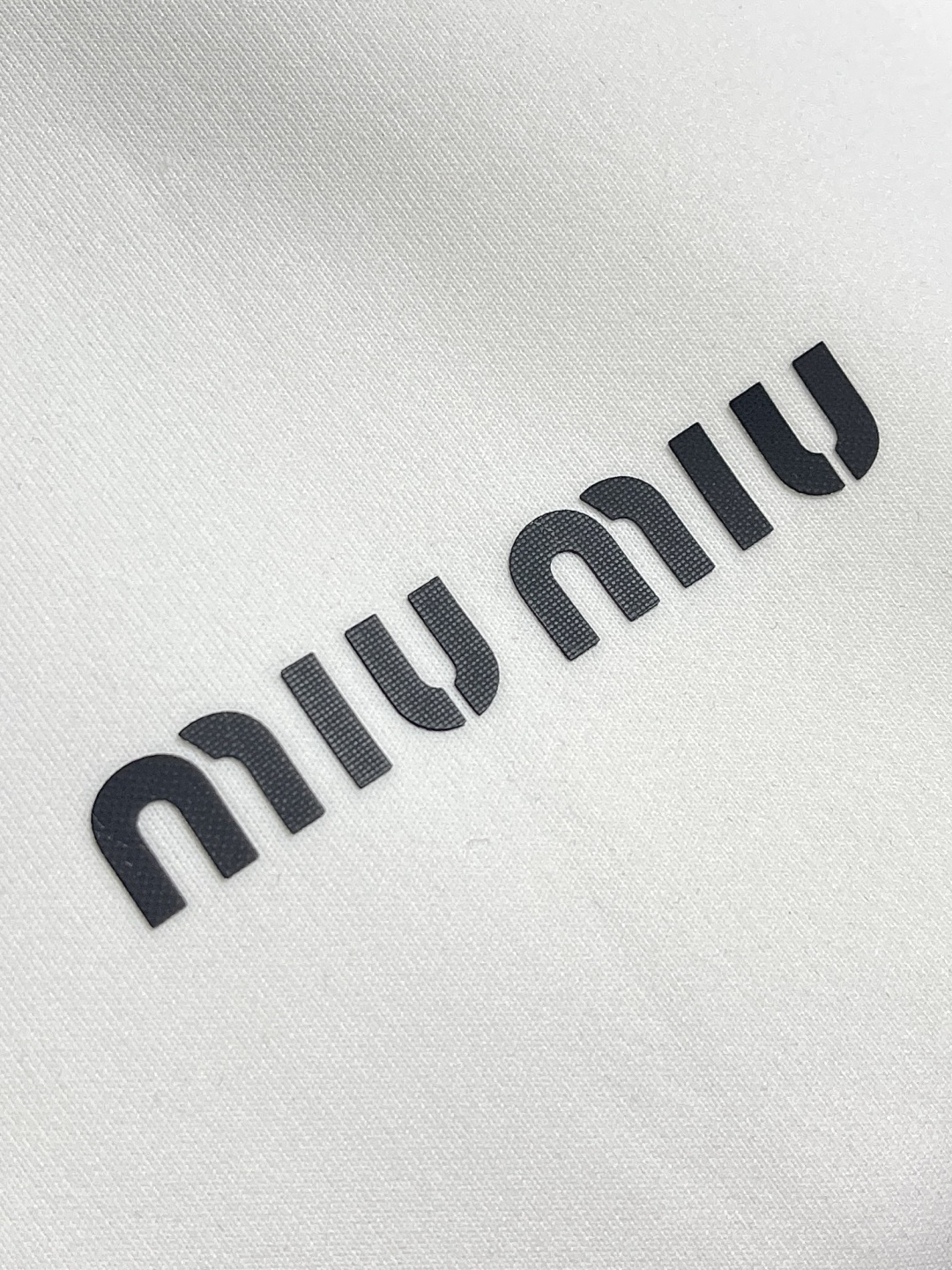 🛒🛒miumiu 2025ss早春新款长袖圆领t恤，设计前卫时尚！高端定制高支棉面料．手感柔软．穿着舒适