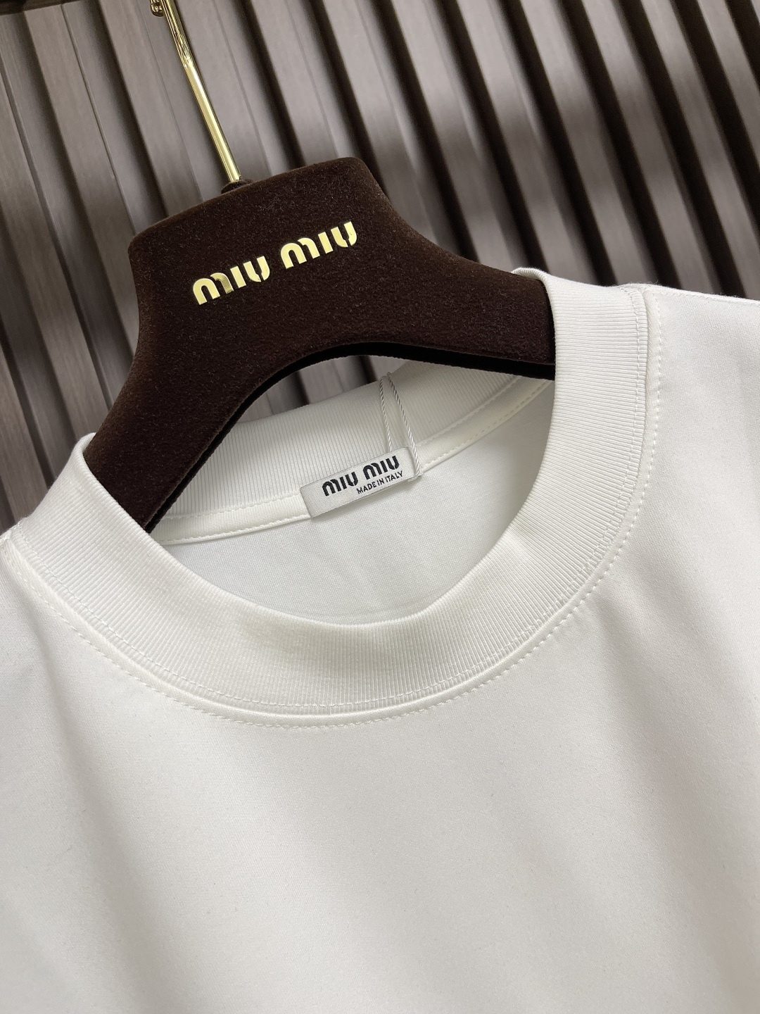 🛒🛒miumiu 2025ss早春新款长袖圆领t恤，设计前卫时尚！高端定制高支棉面料．手感柔软．穿着舒适