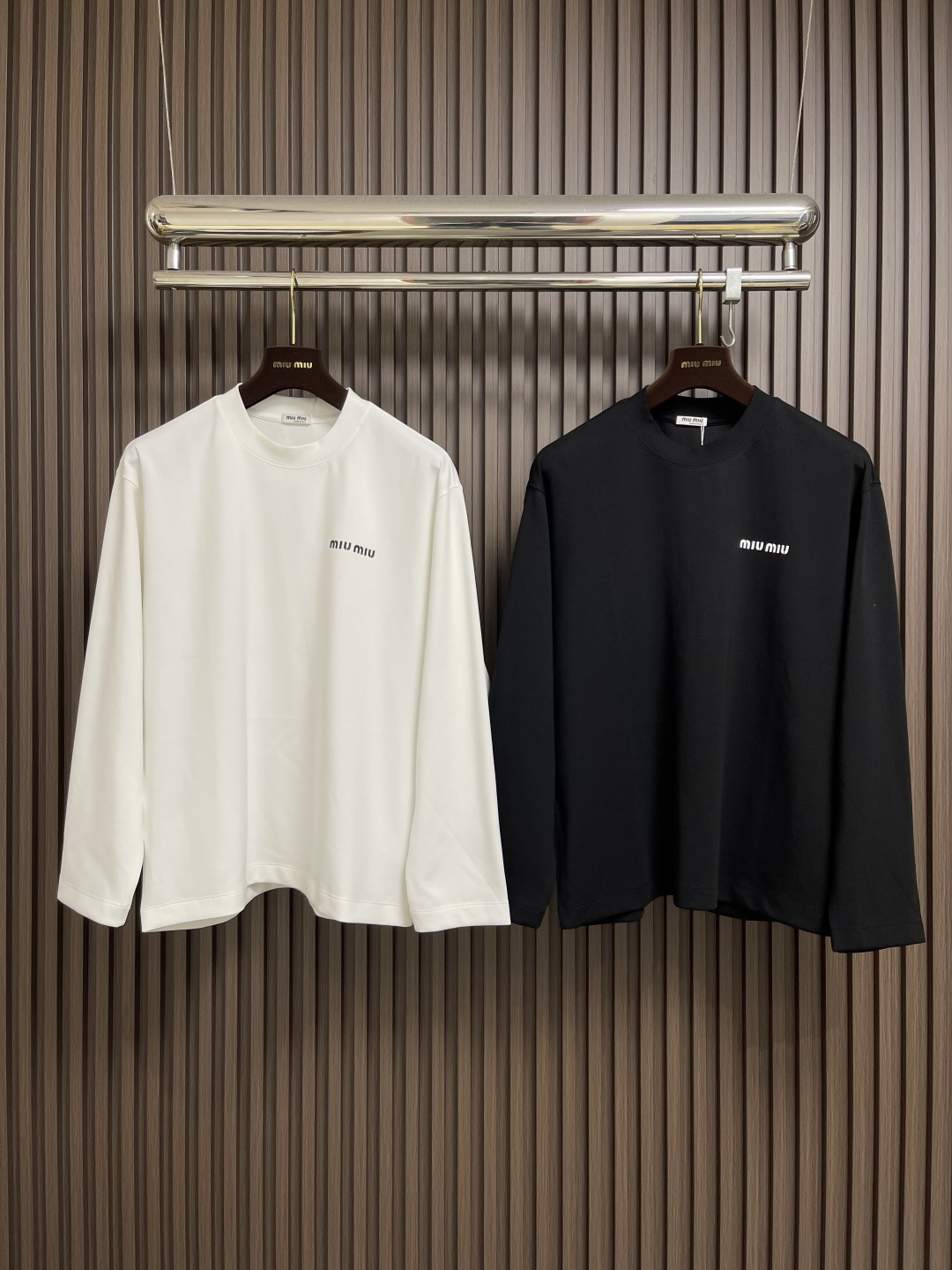🛒🛒miumiu 2025ss早春新款长袖圆领t恤，设计前卫时尚！高端定制高支棉面料．手感柔软．穿着舒适