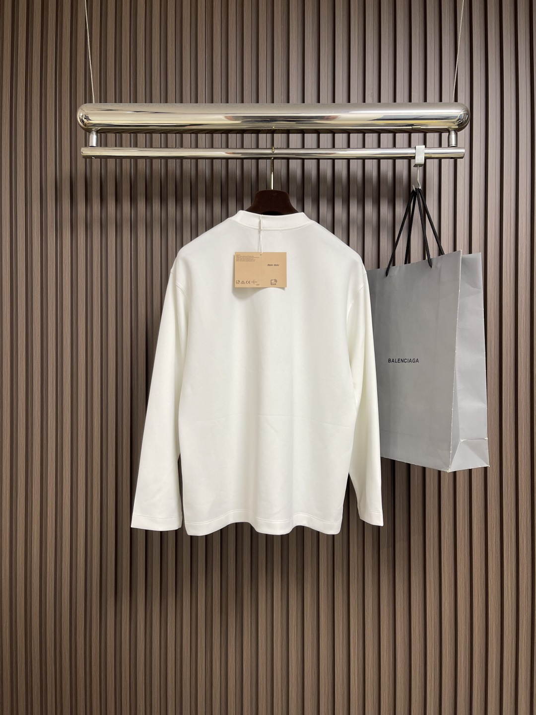 🛒🛒miumiu 2025ss早春新款长袖圆领t恤，设计前卫时尚！高端定制高支棉面料．手感柔软．穿着舒适