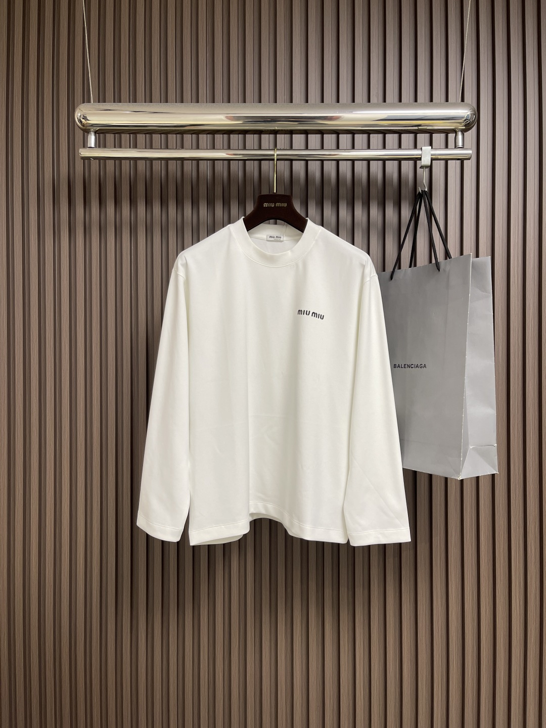 NO:546858,Miumiu 2025ss early spring new long-sleeved round-neck T-shirt, with avant-garde and fashionable design!  High-end customized high-support cotton fabric.  Soft feel.  Comfortable to wear.  Level exquisite car line.  Fine workmanship.  The upper body effect is invincible and handsome!  Essential items for men. Size S-XXL S-Size 67 bust 110 shoulder width 50.5 M-Size 69 bust 114 shoulder width 52 L-Size 71 bust 118 shoulder width 53.5 XL-Size 73 bust 122 shoulder width 55 XXL-Size 75 bust 126 shoulder width 56.5,,miumiu,tees,t-shirt,alexander wang19860909miumiu 2025ss早春新款长袖圆领t恤,设计前卫时尚！高端定制高支棉面料．手感柔软．穿着舒适．级别精致车线．做工精细．上身效果无敌帅气！型男必备单品.尺码S-XXL S码衣长67胸围110 肩宽50.5 M码衣长69 胸围114 肩宽52 L码衣长71 胸围118 肩宽53.5 XL码衣长73 胸围122 肩宽55 XXL码肩宽75 胸围126 肩宽56.5,,miumiu,tees，t-shirt,alexander wang,Men's clothing