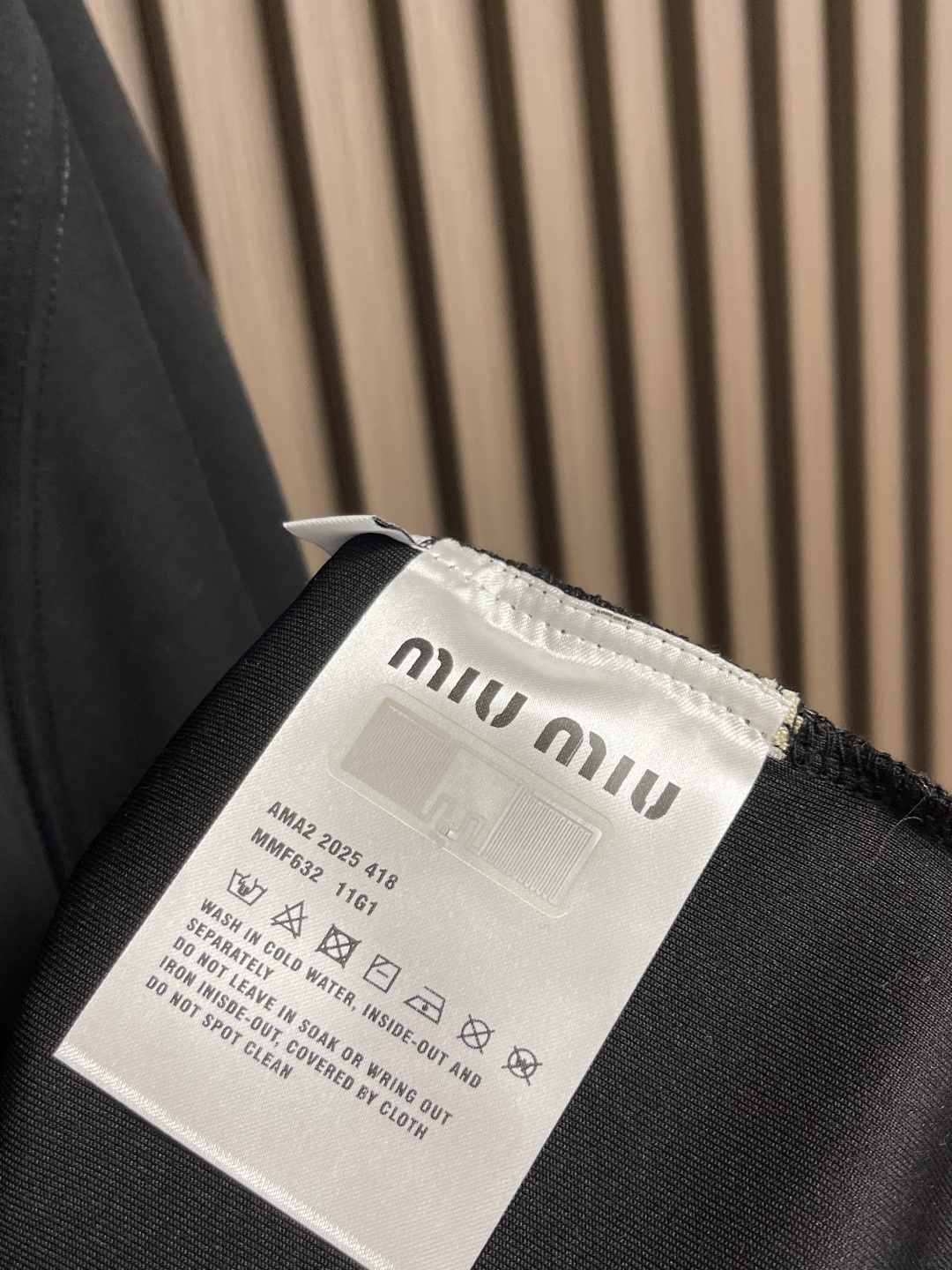 🛒🛒miumiu 2025ss早春新款长袖圆领t恤，设计前卫时尚！高端定制高支棉面料．手感柔软．穿着舒适