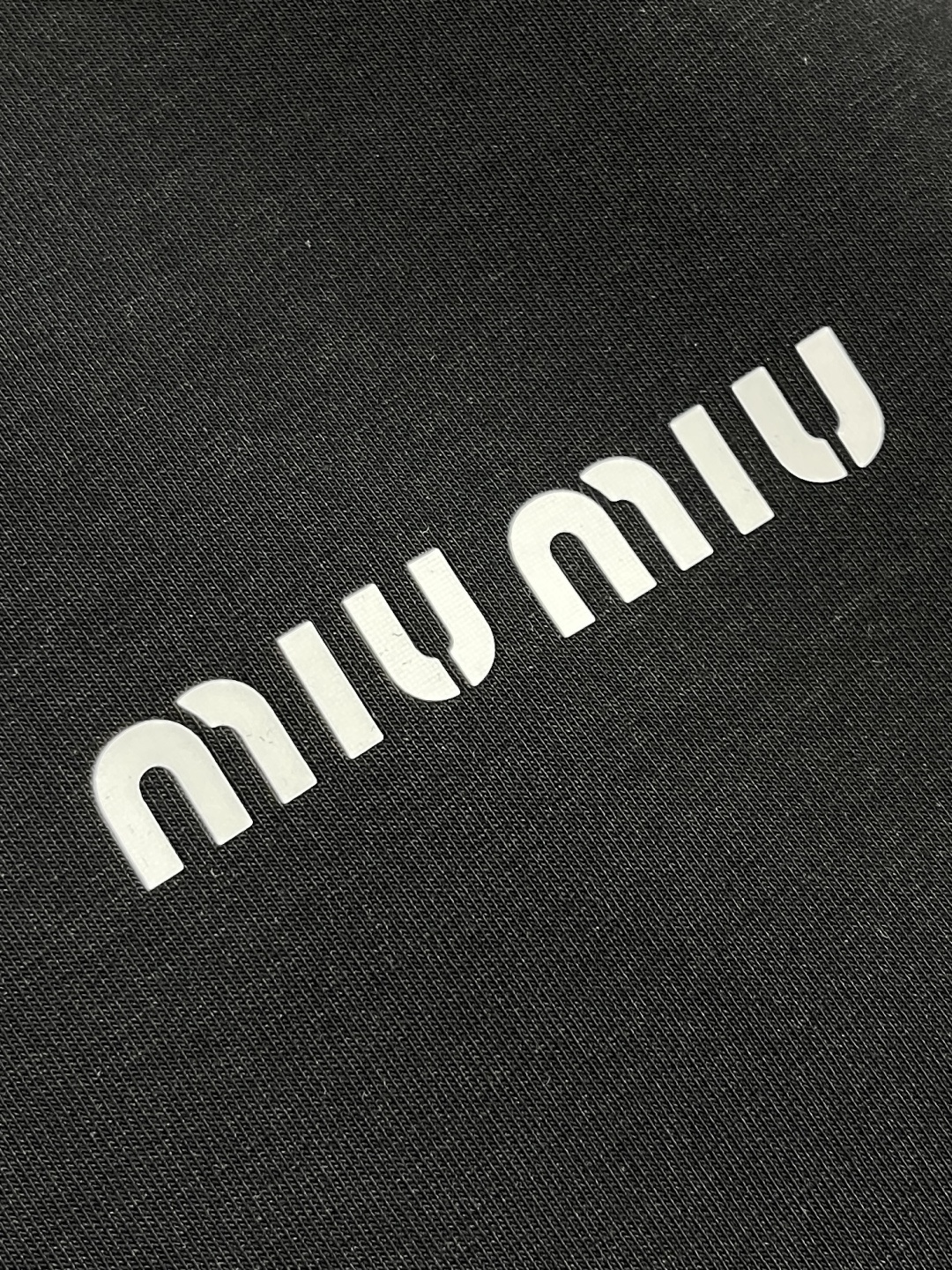 🛒🛒miumiu 2025ss早春新款长袖圆领t恤，设计前卫时尚！高端定制高支棉面料．手感柔软．穿着舒适