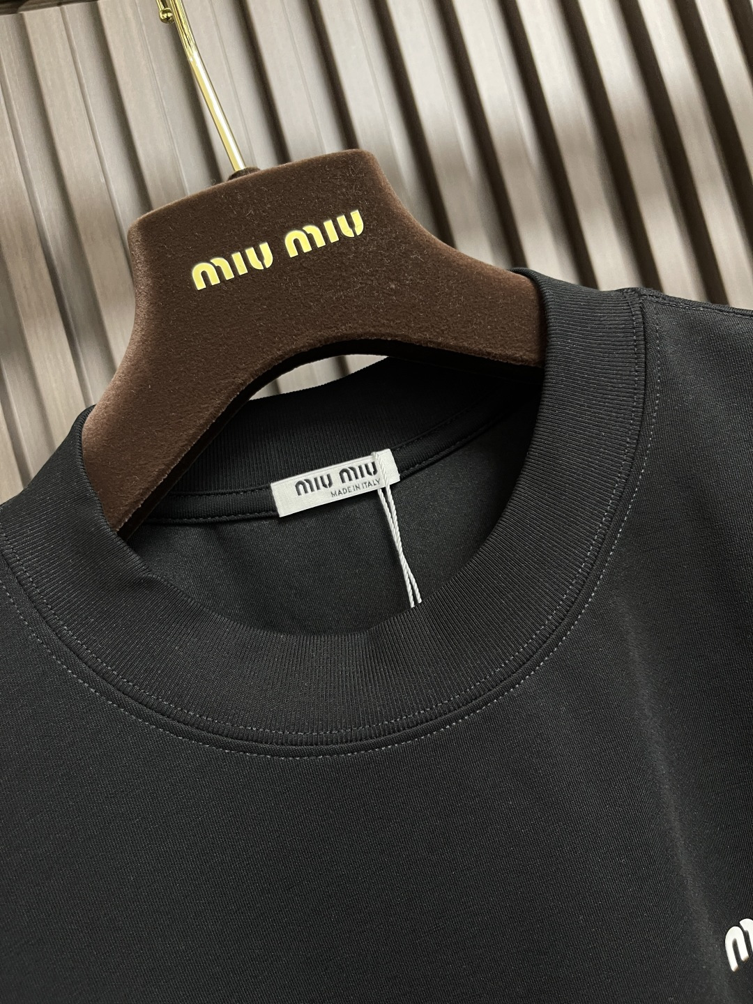 🛒🛒miumiu 2025ss早春新款长袖圆领t恤，设计前卫时尚！高端定制高支棉面料．手感柔软．穿着舒适