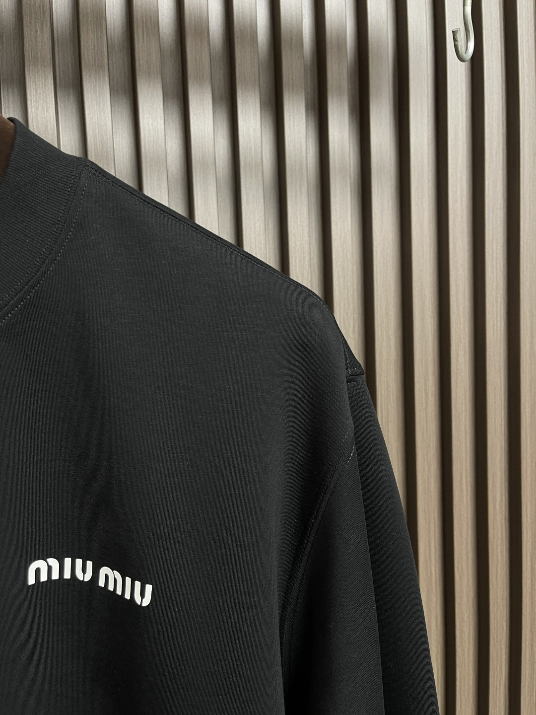 🛒🛒miumiu 2025ss早春新款长袖圆领t恤，设计前卫时尚！高端定制高支棉面料．手感柔软．穿着舒适