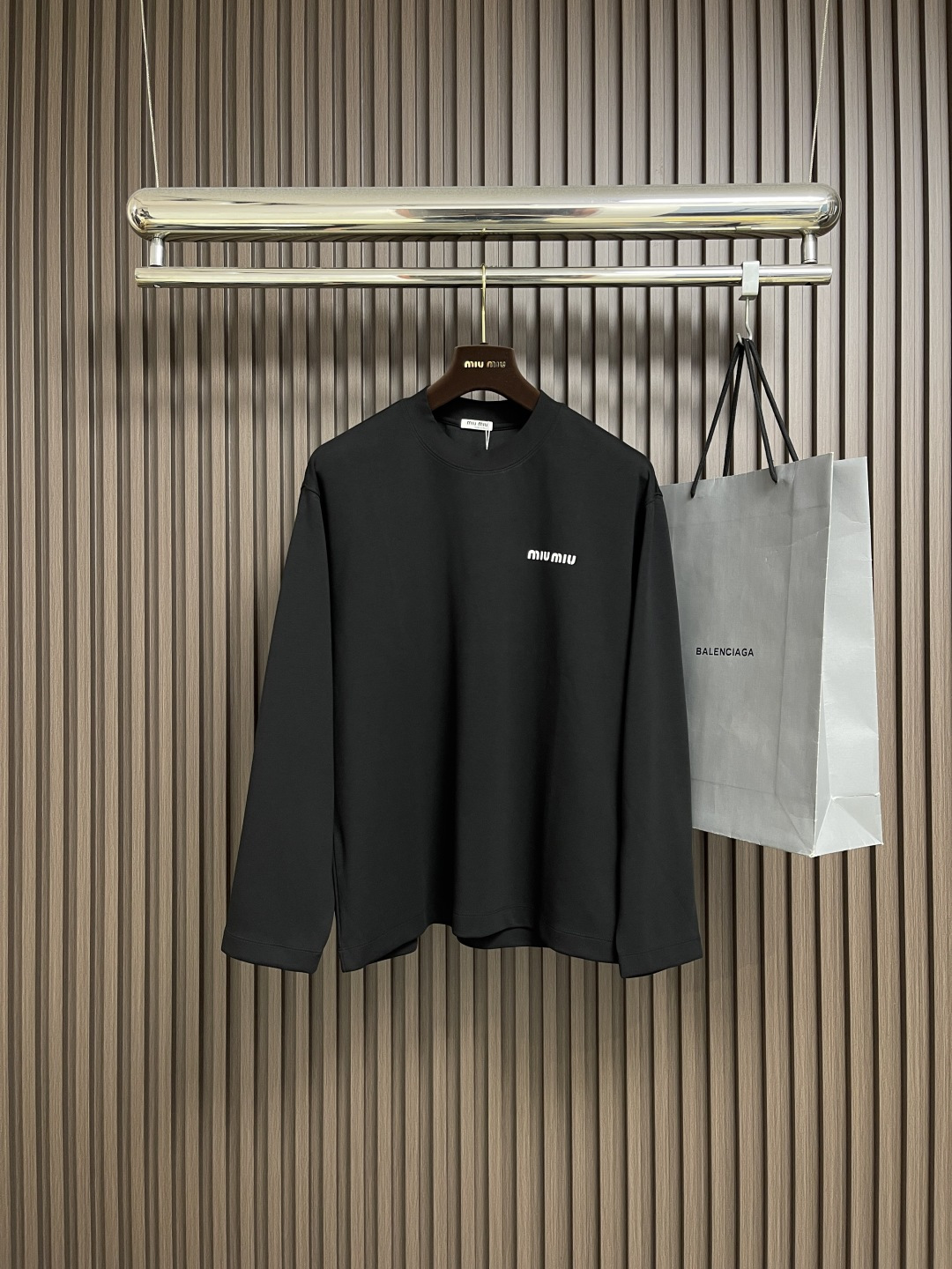 🛒🛒miumiu 2025ss早春新款长袖圆领t恤，设计前卫时尚！高端定制高支棉面料．手感柔软．穿着舒适