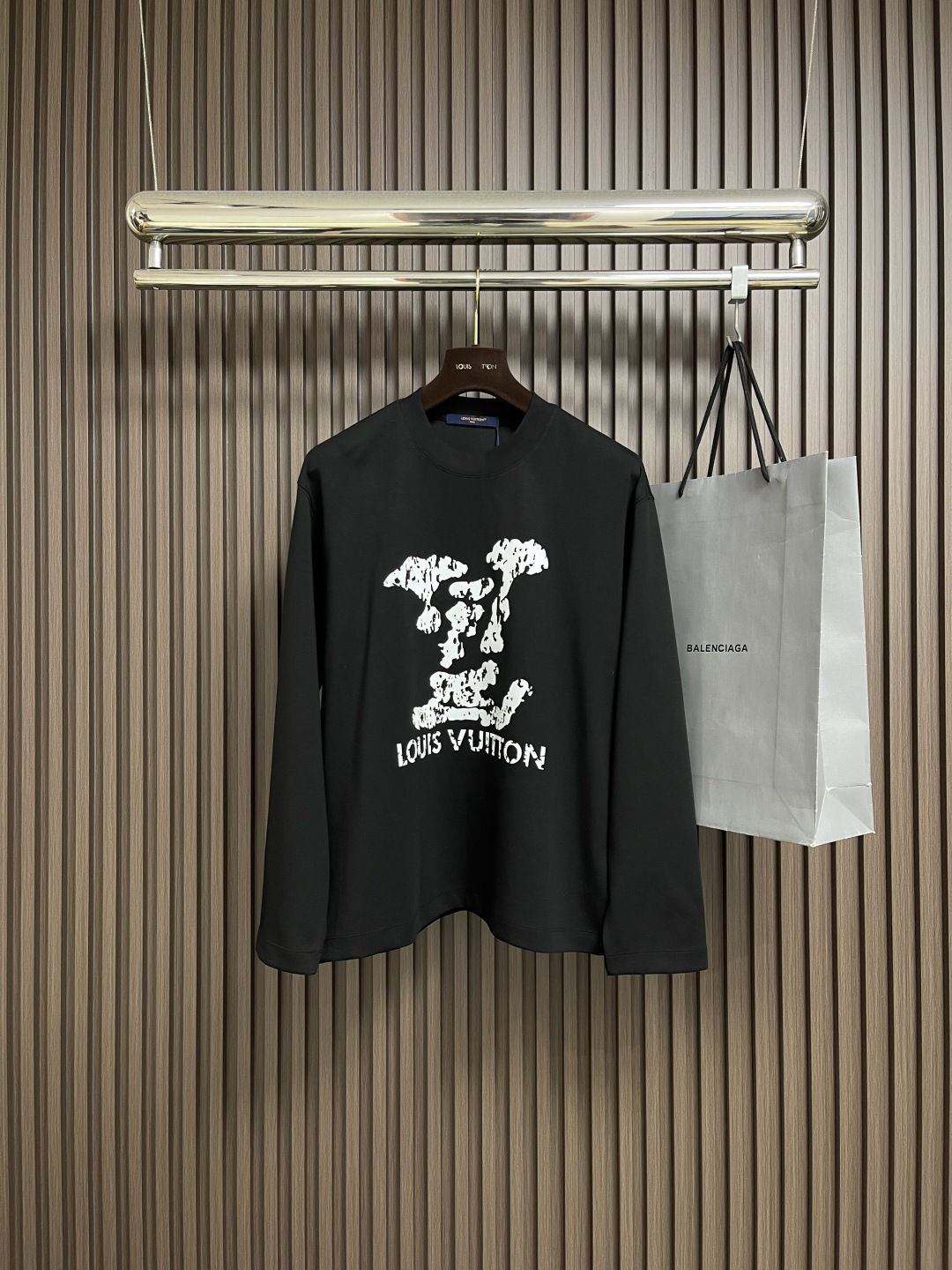 NO:548509,LV 2025fw printed logo long-sleeved T-shirt, customized 260g cotton double yarn tight and smooth fabric, clean cloth surface, clear cloth pattern, very delicate and solid feel, more firm and tight and wear-resistant, the dress has three-dimensional positioning and tailoring. Size S-XXL S-Size clothes 67 bust 110 shoulder width 50.5 M-size clothes 69 bust 114 shoulder width 52 L-size clothes 71 bust 118 shoulder width 53.5 XL-size clothes 73 bust 122 shoulder width 55 XXL-size clothes 75 bust 126 shoulder width 56.5,,louis vuitton,tees,t-shirt,alexander wang19860909LV 2025fw 印花logo长袖t恤,定制260g全棉双纱紧密爽滑面料,布面干净,布纹清晰,手感非常细腻扎实,更加力挺 紧实耐磨,整衣立体定位剪裁.尺码S-XXL S码衣长67胸围110 肩宽50.5 M码衣长69 胸围114 肩宽52 L码衣长71 胸围118 肩宽53.5 XL码衣长73 胸围122 肩宽55 XXL码肩宽75 胸围126 肩宽56.5,,louis vuitton,tees，t-shirt,alexander wang,Men's clothing