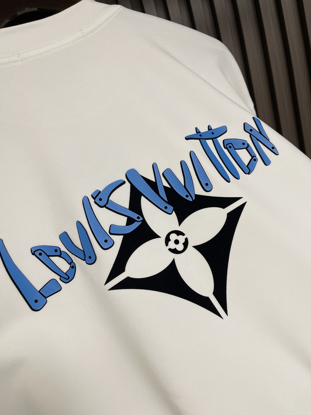 🛒🛒LV 2025SS早秋新款涂鸦logo长袖T恤，面料采用26s双纱面和10s鱼鳞底面料，搭配380g