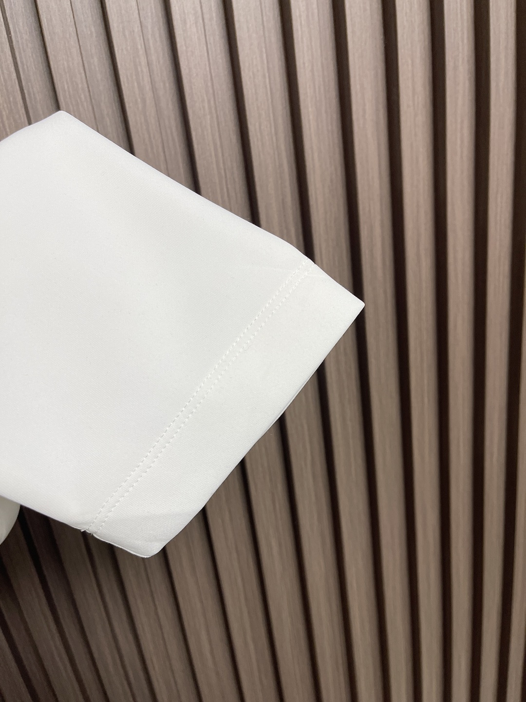 🛒🛒LV 2025SS早秋新款涂鸦logo长袖T恤，面料采用26s双纱面和10s鱼鳞底面料，搭配380g