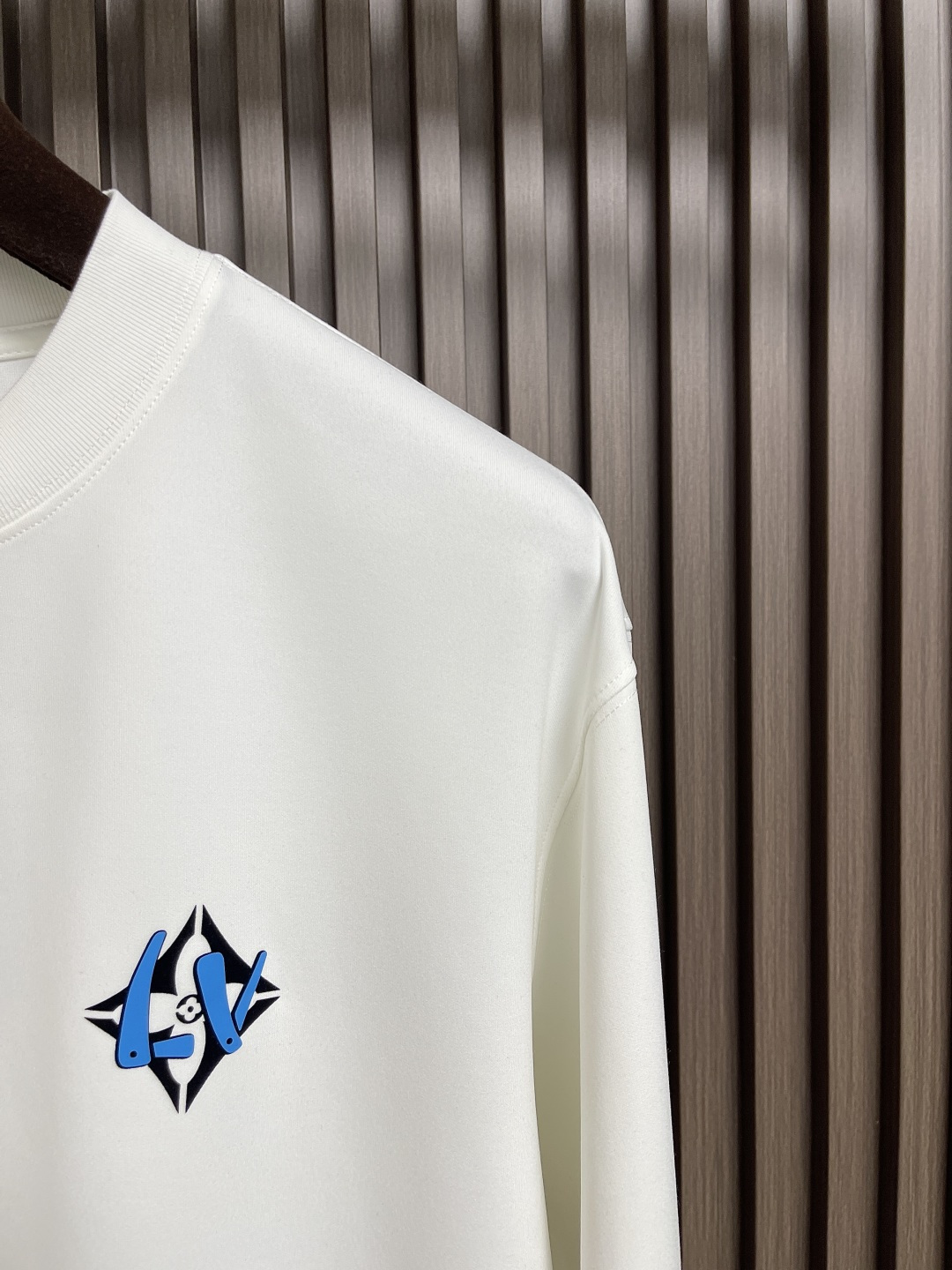 🛒🛒LV 2025SS早秋新款涂鸦logo长袖T恤，面料采用26s双纱面和10s鱼鳞底面料，搭配380g