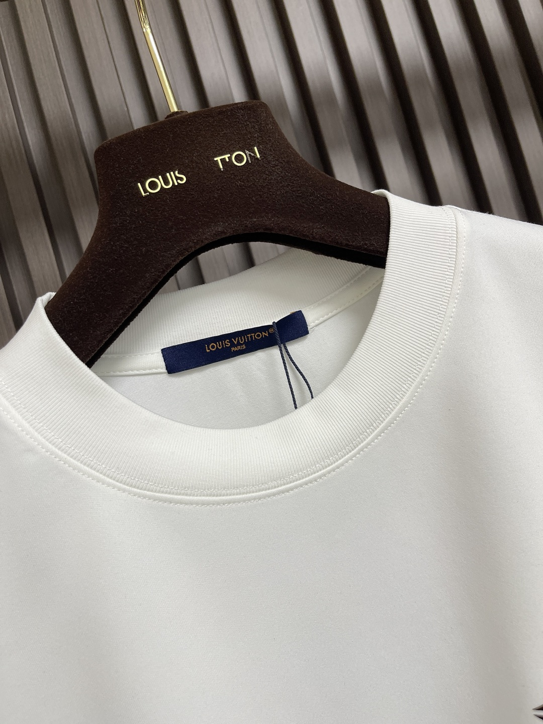 🛒🛒LV 2025SS早秋新款涂鸦logo长袖T恤，面料采用26s双纱面和10s鱼鳞底面料，搭配380g